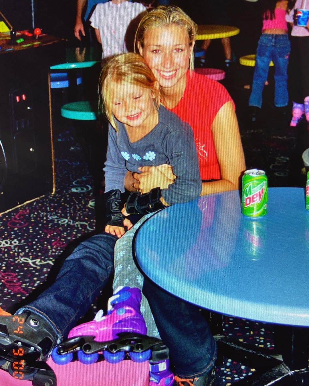 ジジ・ハディッドのインスタグラム：「Happiest Birthday to the OG Hadid Sister 💫 our big sissy @mariellemama 💕 creative and fun and such a good mamma to the angels she blessed us with ☺️ love you SO MUCH and wish I could be there to celebrate with you 🧁🧁🧁 You deserve the best day & year !!!」
