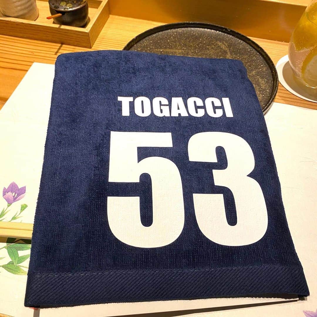 戸賀敬城さんのインスタグラム写真 - (戸賀敬城Instagram)「生意気だけど可愛い後輩、ノックの横ちんと、希須林の小澤君と、リシャール・ミル、H.モーザーの麻紀ちゃんが、ミシュラン★七鳥目でサプライズ誕生日祝いしてくれました。ありがとう！  下ネタばかりでふざけてたけど、本当は嬉しかったよ。 今夜の思い出も、プレゼントも大切にします！ 俺を追い越すなよ(笑)  #七鳥目  #ノック  #希須林  #ミシュラン  #戸賀敬城  #トガッチ  #togacci  #hirokunitoga」9月8日 1時33分 - togacci53