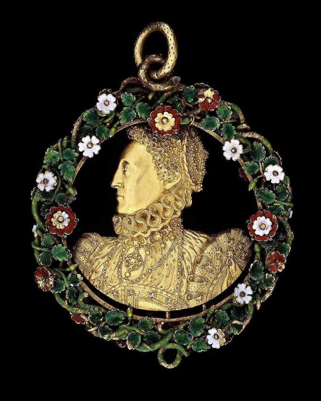 大英博物館さんのインスタグラム写真 - (大英博物館Instagram)「Queen Elizabeth I was born #onthisday in 1533, and is shown in this stunning gold pendant made around 1570–1580 ✨  Take a time-travelling trip back to the Tudor period with our historical travel guide for Elizabethan London – discover when best to visit to catch a glimpse of the monarch and enjoy the festivities at court. Link in bio.  🔎 Gold pendant with a bust of Queen Elizabeth I. Around 1570–1580.  #ElizabethI #Tudor #Elizabethan #London #TravelGuide」9月8日 1時40分 - britishmuseum