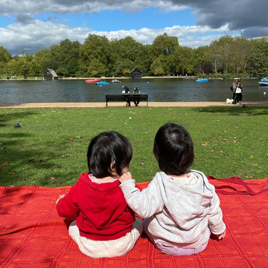 岡村仁美のインスタグラム：「ロンドンの好きなところ。 都会の真ん中に緑豊かな広い公園がたくさんある。 特に小さな子どもがいると芝生でごろごろさせることができて本当に助かります。 この夏は公園に行ってばかりでしたが、短いロンドンの夏は過ぎ去ってしまったようですっかり肌寒くなりました。  #双子育児 #８カ月女の子２人 #よくoneboyonegirlと訊かれる #二卵性双生児 #ロンドン生活」