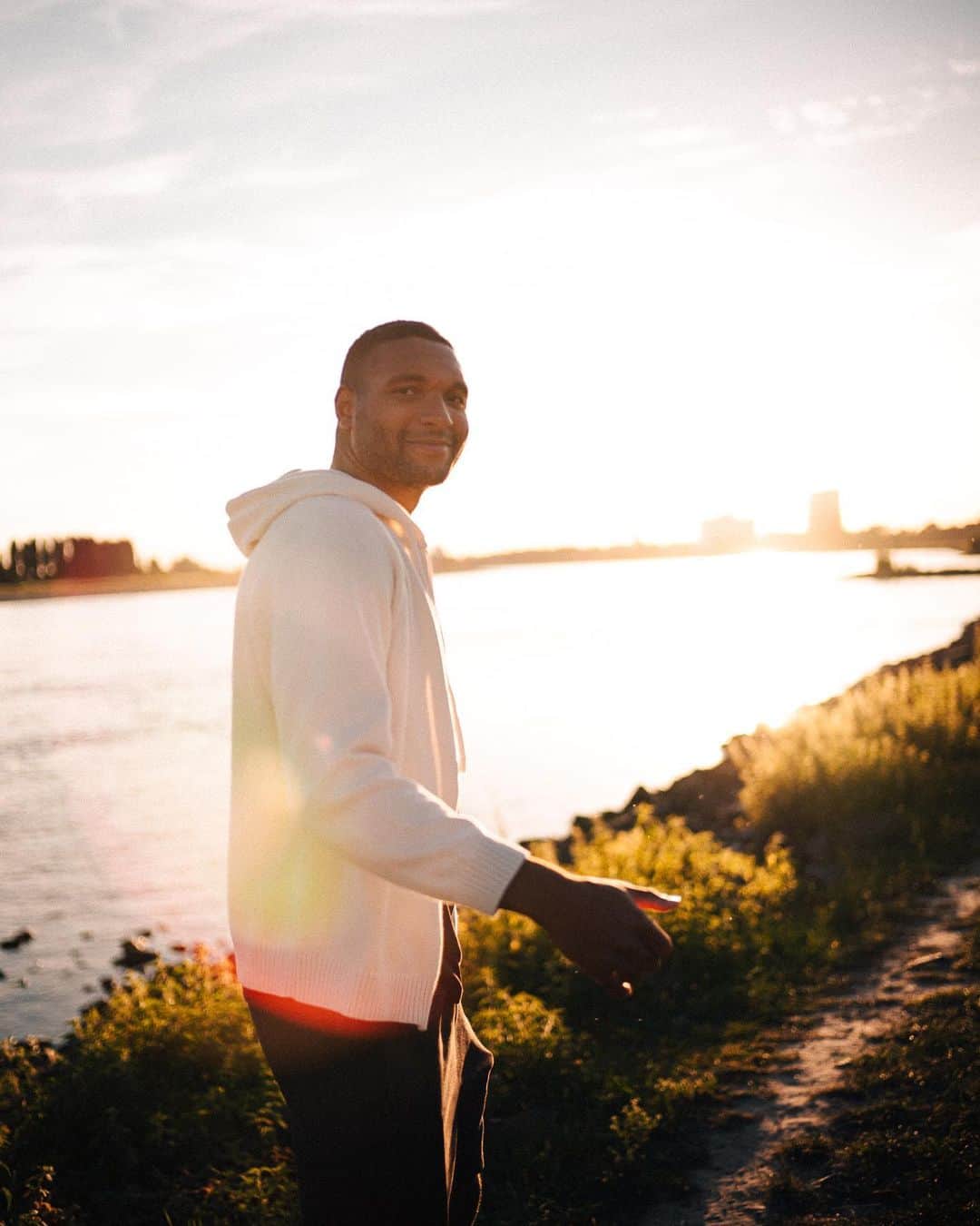 ヨナタン・ターのインスタグラム：「Move your body. Challenge your body. Respect your body.  A healthy lifestyle not only changes your body, it changes your mind, your attitude and your mood. 🙌🏾」