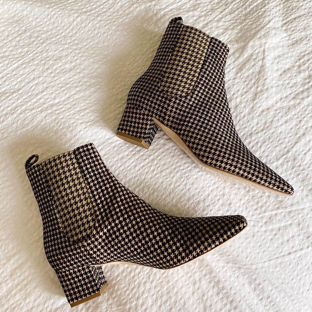 ルパートサンダーソンのインスタグラム：「Meet Kia! A perfectly proportioned square toe Chelsea boot, Kia is encased in this season’s Mist Mini Houndstooth print I #1960sFashion #60sStyle #ChelseaBoots #SquareToe #TapToShop #ShoeLove #BootSeason #Autumn #RupertSanderson」