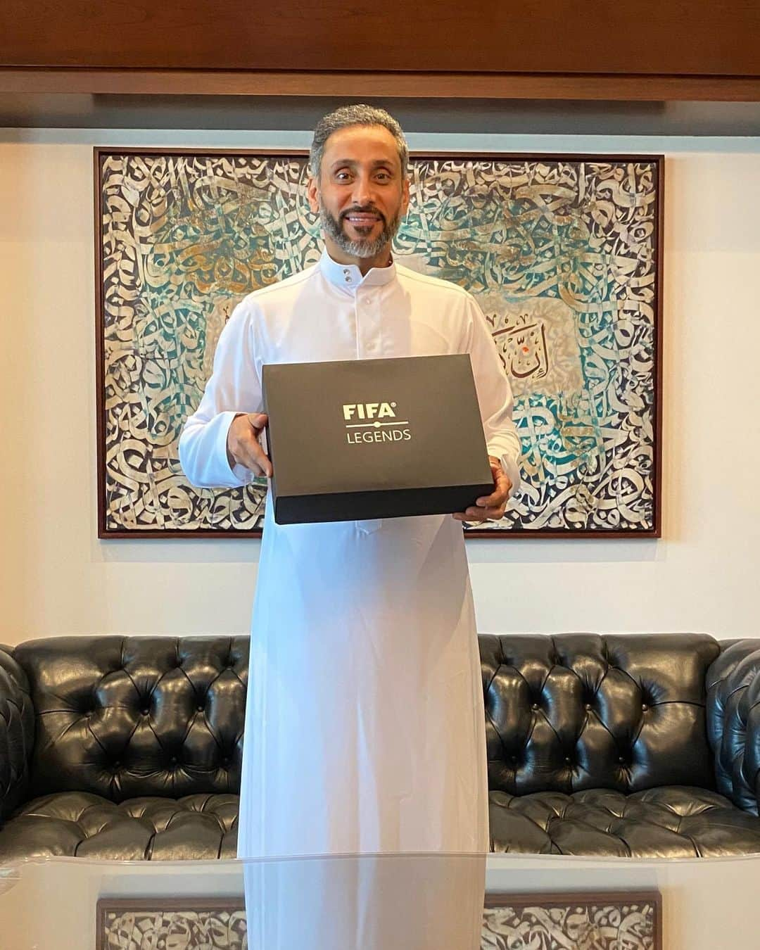 サーミー・アル＝ジャービルさんのインスタグラム写真 - (サーミー・アル＝ジャービルInstagram)「Thank you FIFA Legends for the gift, it's an honor to be part of the team 🙏🏼💙」9月7日 17時19分 - samialjaber