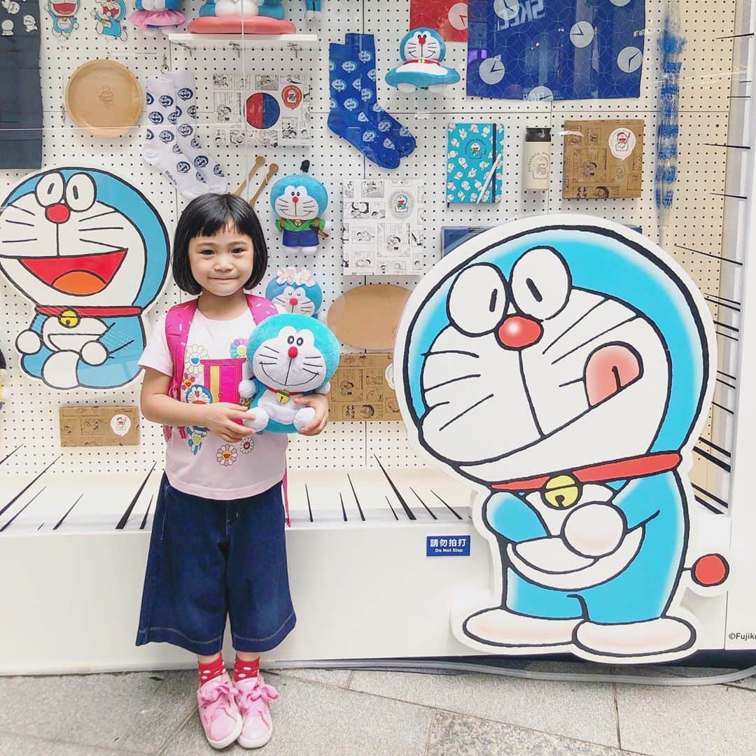 エリザベスラウさんのインスタグラム写真 - (エリザベスラウInstagram)「I brought back this #Doraemon plush from Tokyo 3 years ago and it’s been sitting on Marnie’s bed ever since. Happy 50th Birthday #Doraemon! #50yearsyoung #dingdong #marnietheminx #spacecat」9月7日 17時19分 - elizabethlauldn