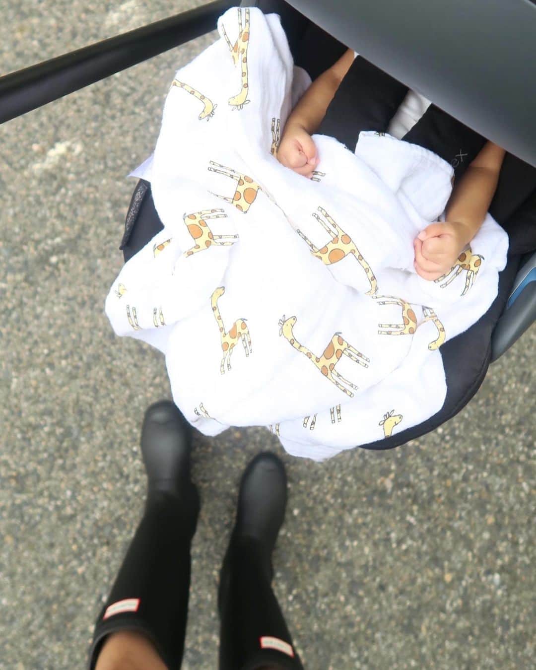 Mai Wakimizuのインスタグラム：「今日は健診でした♡体重も身長も標準で、順調に育ってくれていて一安心＼(^o^)／雨だったのでレインブーツの出番でした♡ #hunter#レインブーツ」
