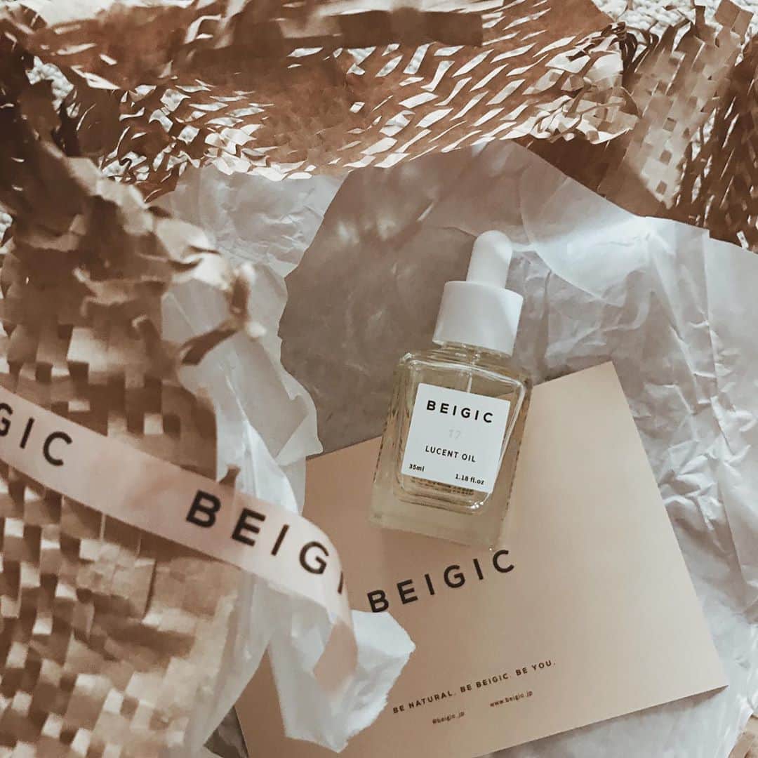 yuiのインスタグラム：「BEIGIC lucent oil . まだ使い始めですが、すっと肌に馴染んで調子も良く、オイルなのに軽いつけ心地でベタベタしないのが嬉しい♡ ヴィーガンでクルエルティフリーなブランドコンセプトも、シンプルなデザインも素敵♡ 韓国ベストコスメも受賞した話題のoil.  @beigic_jp  Thank you♡」
