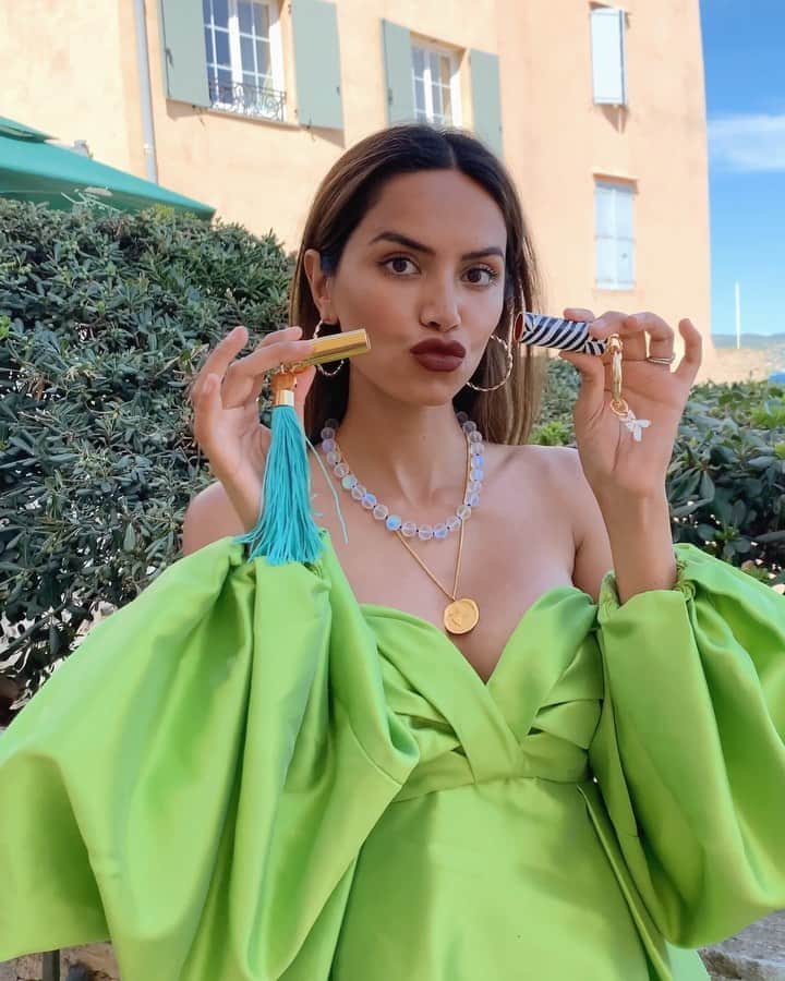 Diipa Büller-Khoslaのインスタグラム：「So excited that @carolinaherrera has launched make-up, I’m obsessed with their shade range and finishes 😍 Best thing? The lipsticks are completely customisable and are a head turner, check them out at @harrods 💄💄 I’m wearing shades 343, 310 & 417, which one do you think suits me best? #HerreraBeauty #AD」