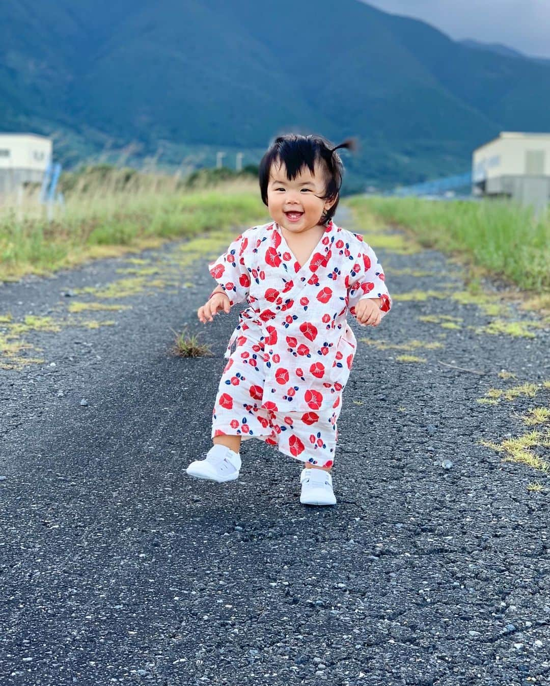 前田阿希子さんのインスタグラム写真 - (前田阿希子Instagram)「1年2ヶ月おめでとう🎉 とてもよく歩くようになりました。 少しでも目を離すと隣の部屋でネコの餌を食べています😱 …胃も心も強く育てよ…  #1歳2ヶ月 #twins #ばあばに髪を結ってもらいました #思い出すのはそう、ピクミン #夏も終わりますね #たまひよ #ままのて #べびすたぐらむ」9月7日 17時15分 - akiko_1206