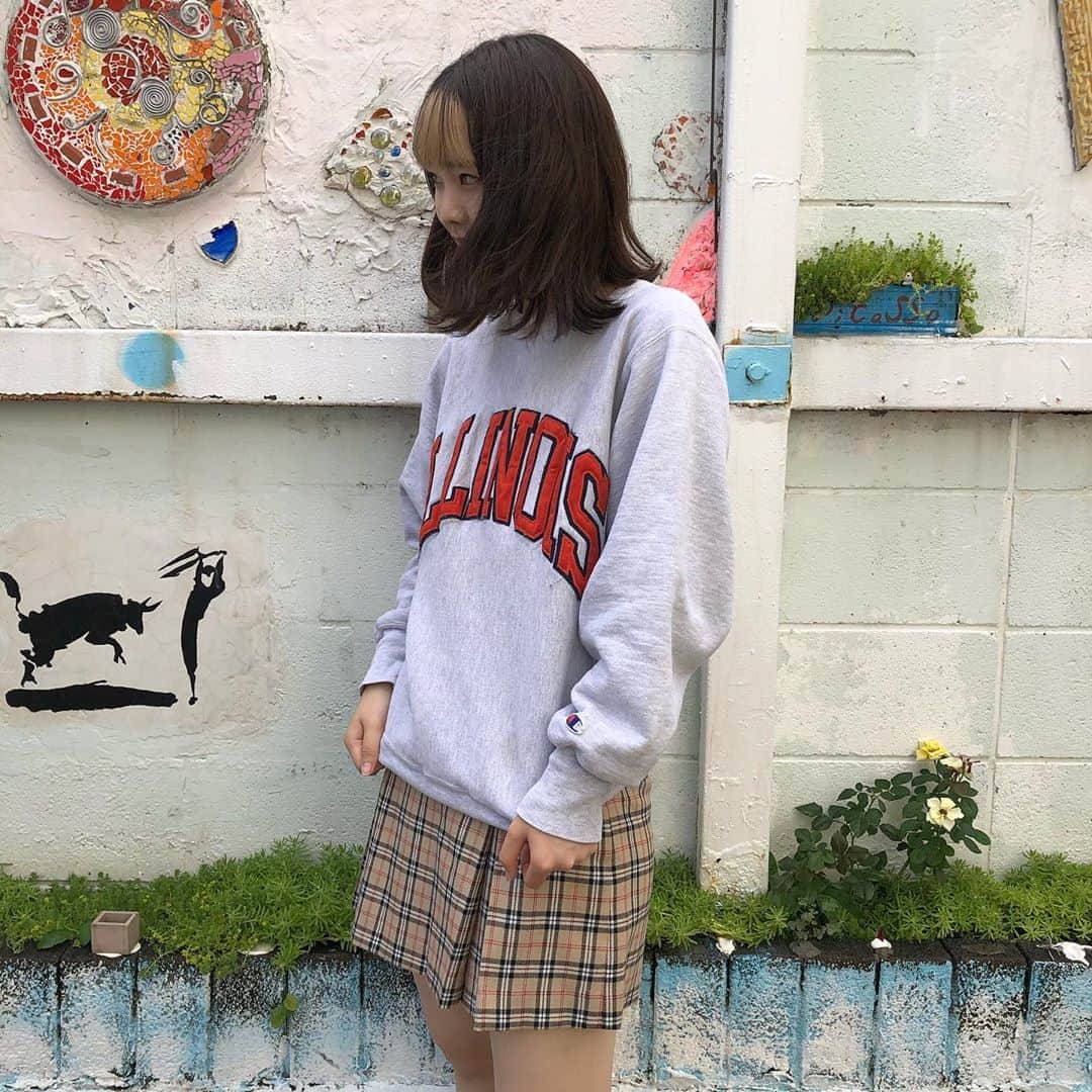 のインスタグラム：「#原宿シカゴ竹下店﻿ ﻿ ChampionのReverse Weave﻿ 皆さん、ご存知でしょうか？🌈﻿ ﻿ リバースウィーブとは﻿ 1934年に誕生した チャンピオン社独自の衣類製法です。﻿ ﻿ タグによって年代が違うので、面白みがあります。﻿ ﻿ 生地に厚みがあり、両脇にリブが入っているので﻿ 他のスウエットとは少し違った雰囲気で着れます！﻿ ﻿ 古着好きにはたまらないアイテムです👌﻿ 店頭豊富にご用意ございますので、﻿ 皆様もぜひお気に入りの1枚を探しにいらしてください🌼﻿ ﻿ ﻿ 原宿シカゴ竹下店﻿ 東京都渋谷区神宮前1-7-1 B1F﻿ 03-6721-0580﻿ 営業時間 12時〜20時﻿ JR原宿駅から徒歩3分﻿ 東京メトロ明治神宮前駅から徒歩5分ㅤㅤㅤㅤㅤㅤㅤㅤㅤㅤㅤㅤㅤㅤㅤㅤㅤㅤㅤㅤㅤㅤㅤㅤㅤ﻿ #champion#チャンピオン#reverseweave#リバースウィーブ #原宿#原宿シカゴ#竹下通り#古着#古着屋#古着屋さん﻿ #古着女子#古着男子#フルジョ#フルダン#フリクロ﻿ #原宿#下北沢#吉祥寺#京都﻿ #harajuku#harajukuchicago#takeshitastreet﻿ #usedfashion#usedstyle#usedmix﻿ #usedclothing#vintage#out」