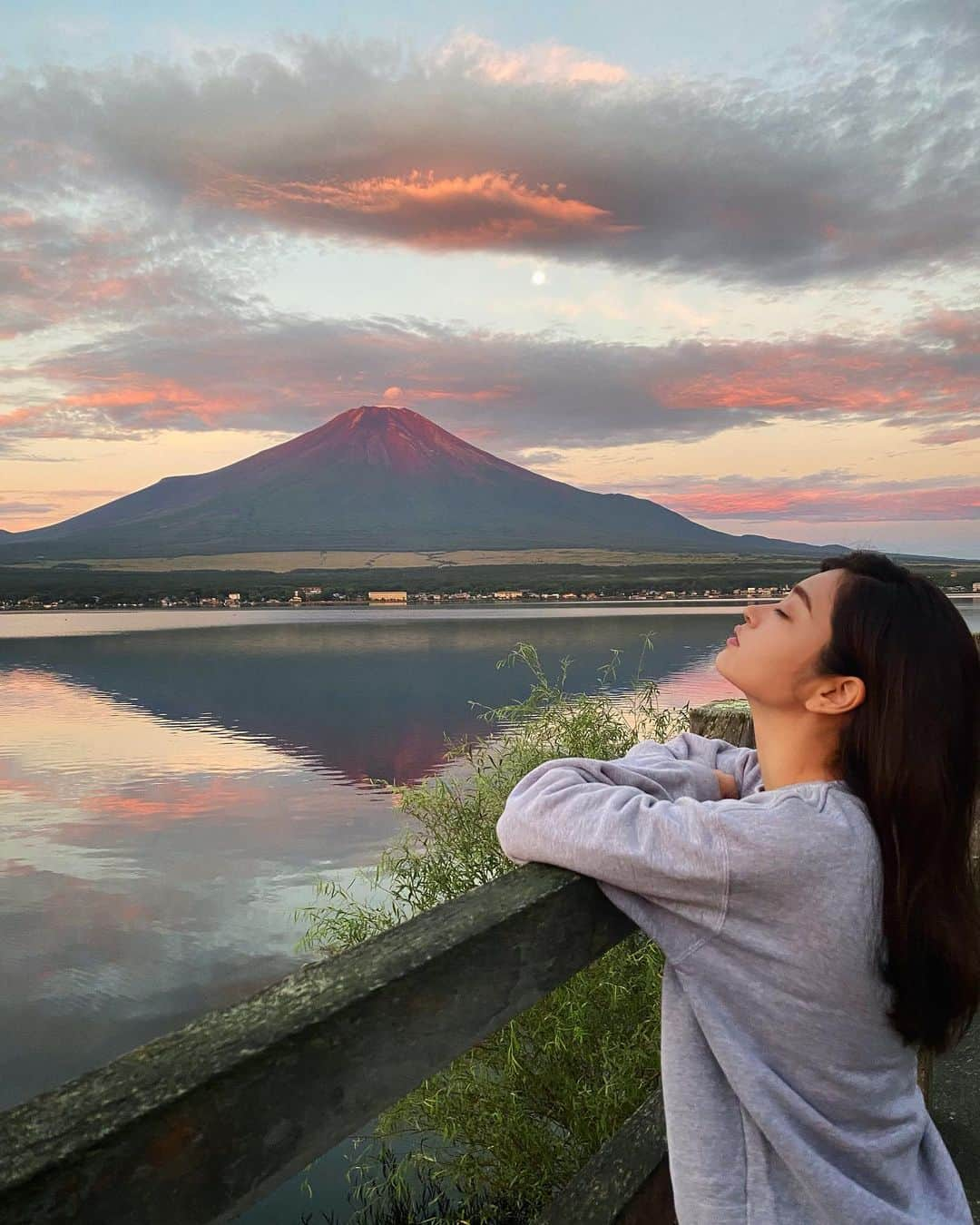 YURIEのインスタグラム：「🌚🗻🌞 綺麗だね」