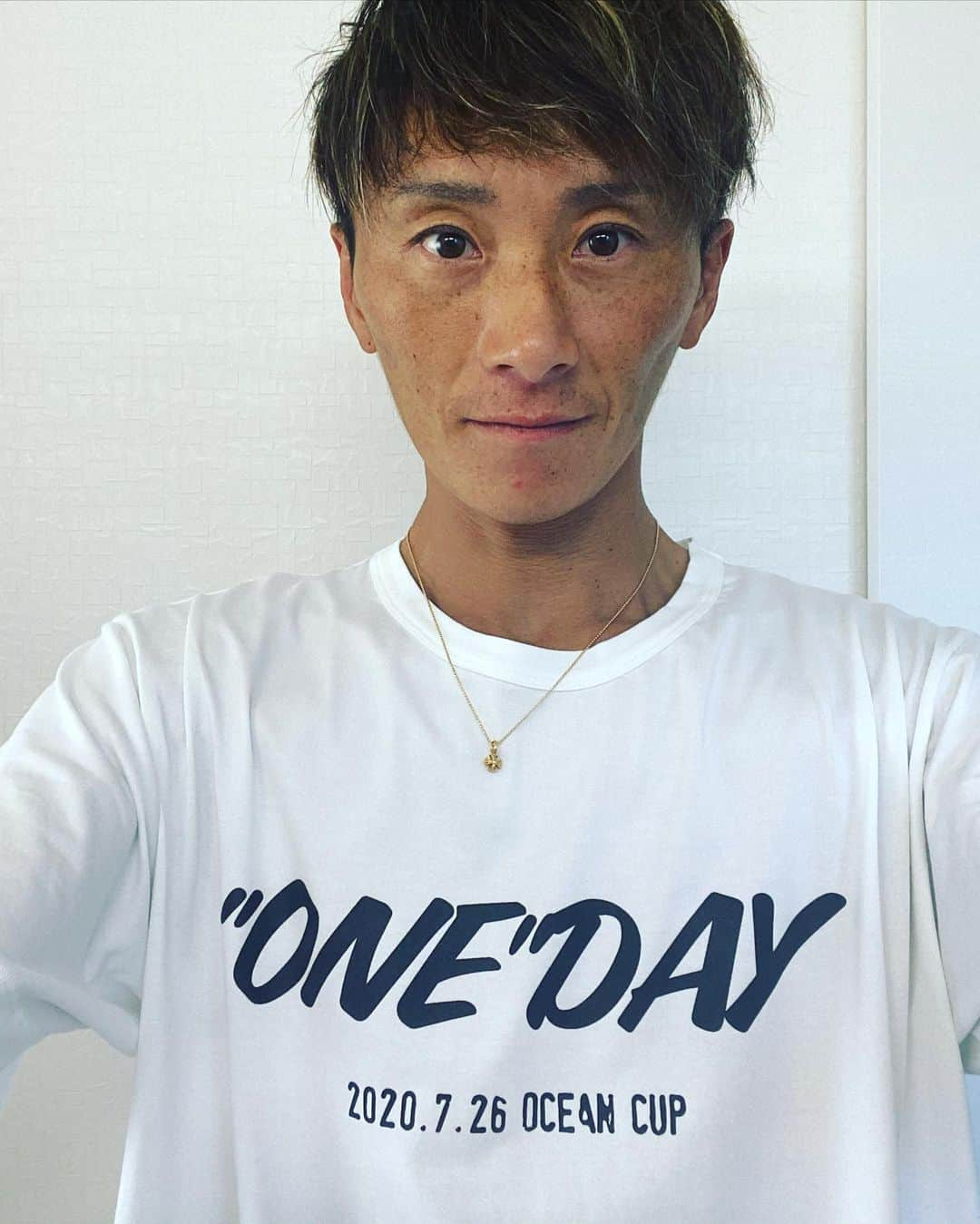 峰竜太さんのインスタグラム写真 - (峰竜太Instagram)「オーシャンカップ優勝記念Tシャツ完成！ 2パターン作りました！ レーサーの方は送るか渡すかで欲しい人みんなにあげまーす！ ファンの方はオンラインストアで買ってください〜🙇 どっかでレース場にプレゼントしたりしますけど気まぐれでーす！ 全場とかはめんどいんでやりませーん🤣 レーサーの方欲しい人DMください！ 送りつけるか、渡しつけます😎 #オーシャンカップ記念Tシャツ #thankyouパターン #レインボーパターン #やっとできた #転売禁止 #転売防止策で #無限に注文できるようにしとこう」9月7日 17時23分 - ryuta.4320