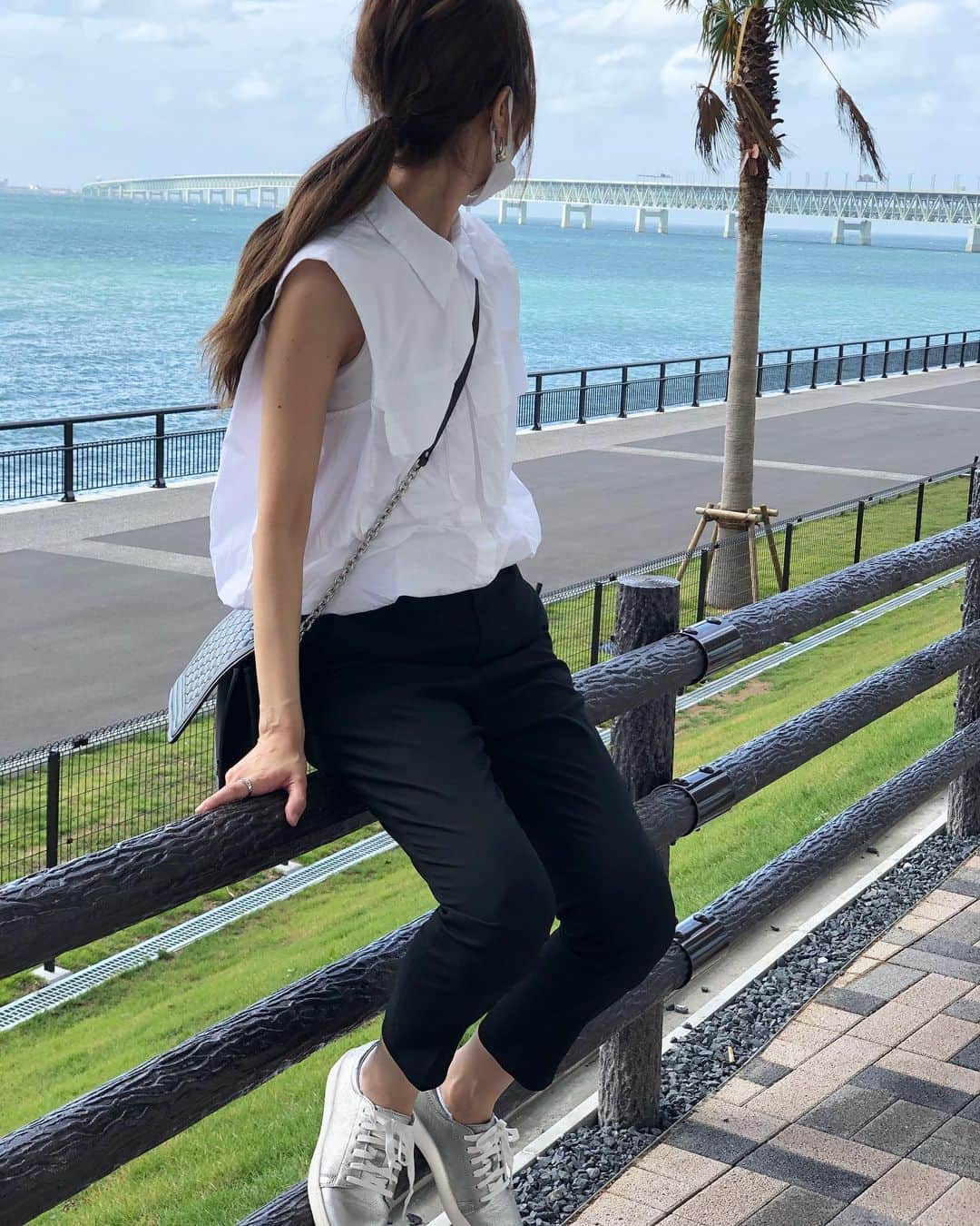 asuka0119のインスタグラム：「2020.9.7.  台風で風と雨が凄かった 子供達は学校休みで朝からウキウキ(ت)  shirtをボタン全部閉めて着るのが最近好き♥️  shirt  #zara #zarawomen  pants  #uniqlo #ユニクロ shoes @timberland_jpn   #高身長女子 #高身長コーデ #uniqloコーデ  #モノトーン#シャツコーデ #スニーカー女子 #プチプラ#プチプラコーデ」