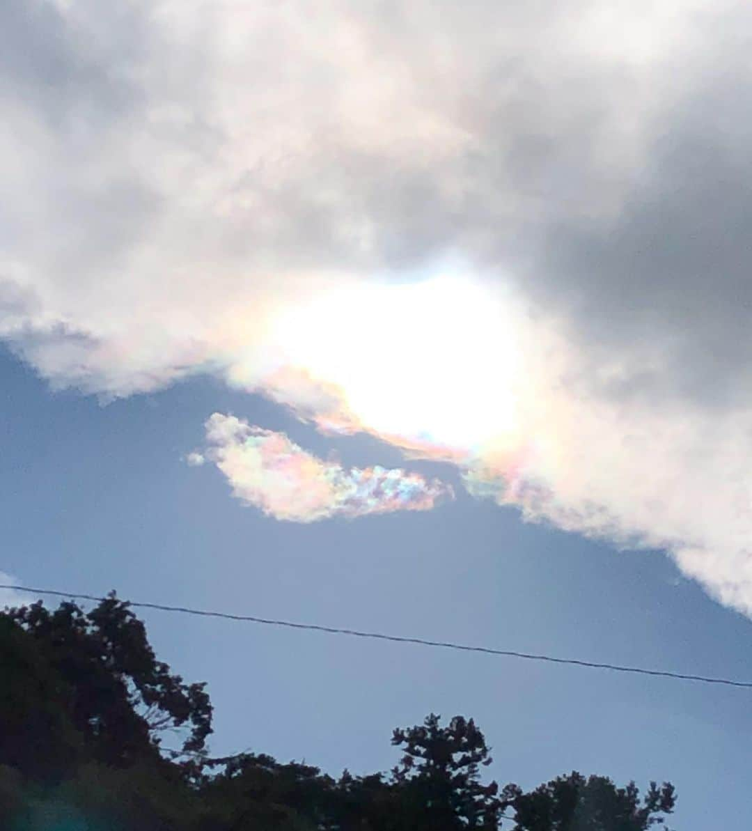 狩野舞子さんのインスタグラム写真 - (狩野舞子Instagram)「小さな幸せ🍀 ・ 「彩雲発見🌈👀✨」 雲の動き早いなーってずっと空を見てたら、太陽に当たった雲が虹色に色付いてた☺️ 去年は毎週飛行機に乗ってたからよく上から彩雲見れたんだけど、なかなか地上からは見たことなかったから嬉しかった💕 ほんの一瞬だったけど得した気分になりました🌈 ・ #小さな幸せ見つけ隊🐾  #彩雲」9月7日 17時25分 - kanochan715