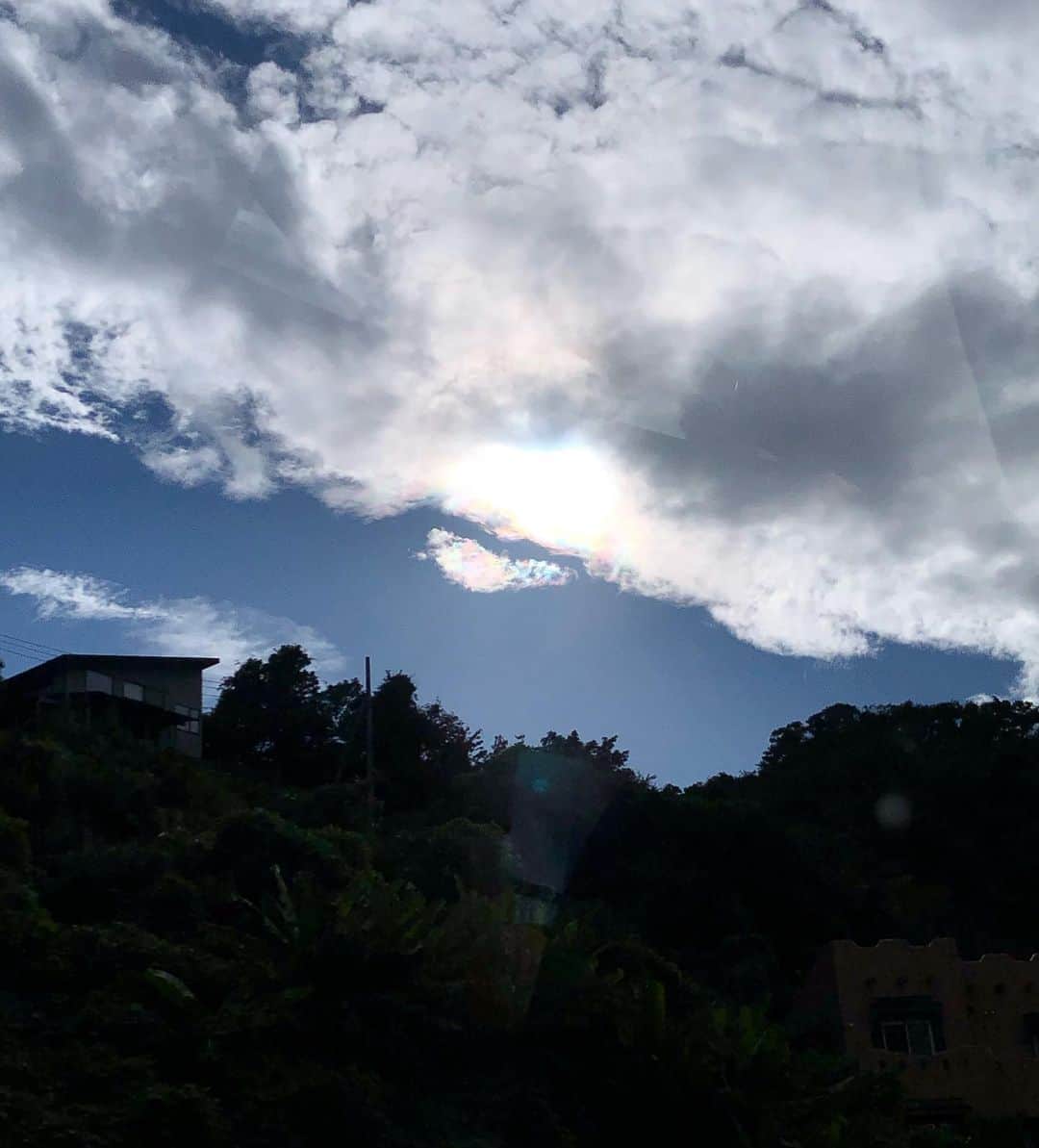 狩野舞子さんのインスタグラム写真 - (狩野舞子Instagram)「小さな幸せ🍀 ・ 「彩雲発見🌈👀✨」 雲の動き早いなーってずっと空を見てたら、太陽に当たった雲が虹色に色付いてた☺️ 去年は毎週飛行機に乗ってたからよく上から彩雲見れたんだけど、なかなか地上からは見たことなかったから嬉しかった💕 ほんの一瞬だったけど得した気分になりました🌈 ・ #小さな幸せ見つけ隊🐾  #彩雲」9月7日 17時25分 - kanochan715