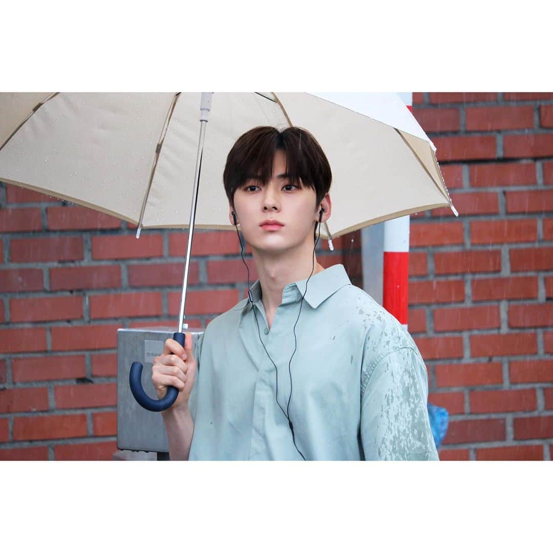 NU'ESTのインスタグラム：「#상견니 #민현 ☂️🎧 #想見你想見你想見你 #想见你想见你想见你 #뉴이스트_JR_아론_백호_민현_렌 #NULOΛEstagram #뉴이스트 #NUEST」