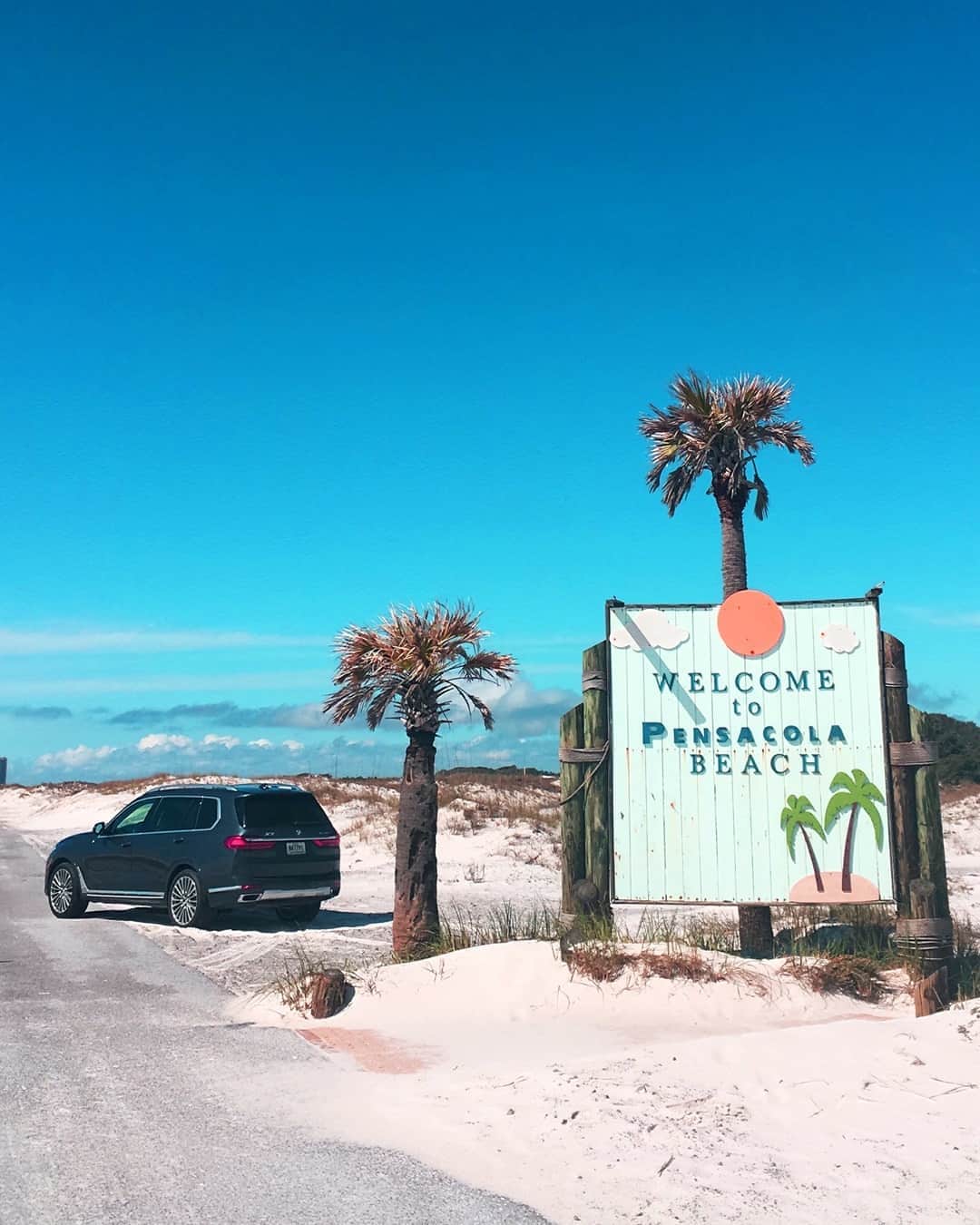BMWのインスタグラム：「Post-summer adventures on the shore. The BMW X7. #TheX7 #BMW #X7」