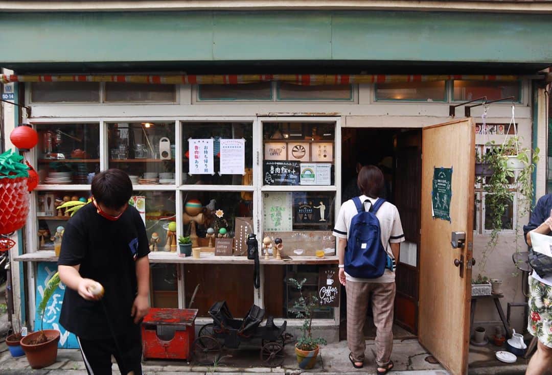 石井輝明さんのインスタグラム写真 - (石井輝明Instagram)「京成曳舟。 店の前でたくさんの人がけん玉をしていた。 安田くんにオススメしようかと思ったけど、もうけん玉触ってるの半年以上見てないや。  #muumuucoffee #cafe #coffee #カフェ #東京カフェ #曳舟カフェ #京成曳舟カフェ #小村井カフェ #カフェ芸人 #今日は幕張からの無限大 #たまたま行きの電車で池田さんと一緒になって #お昼一緒に食べて #ライブして #渋谷まで帰って #楽しい半日だった #この後も楽しいことを願う」9月7日 17時32分 - comandanteishii