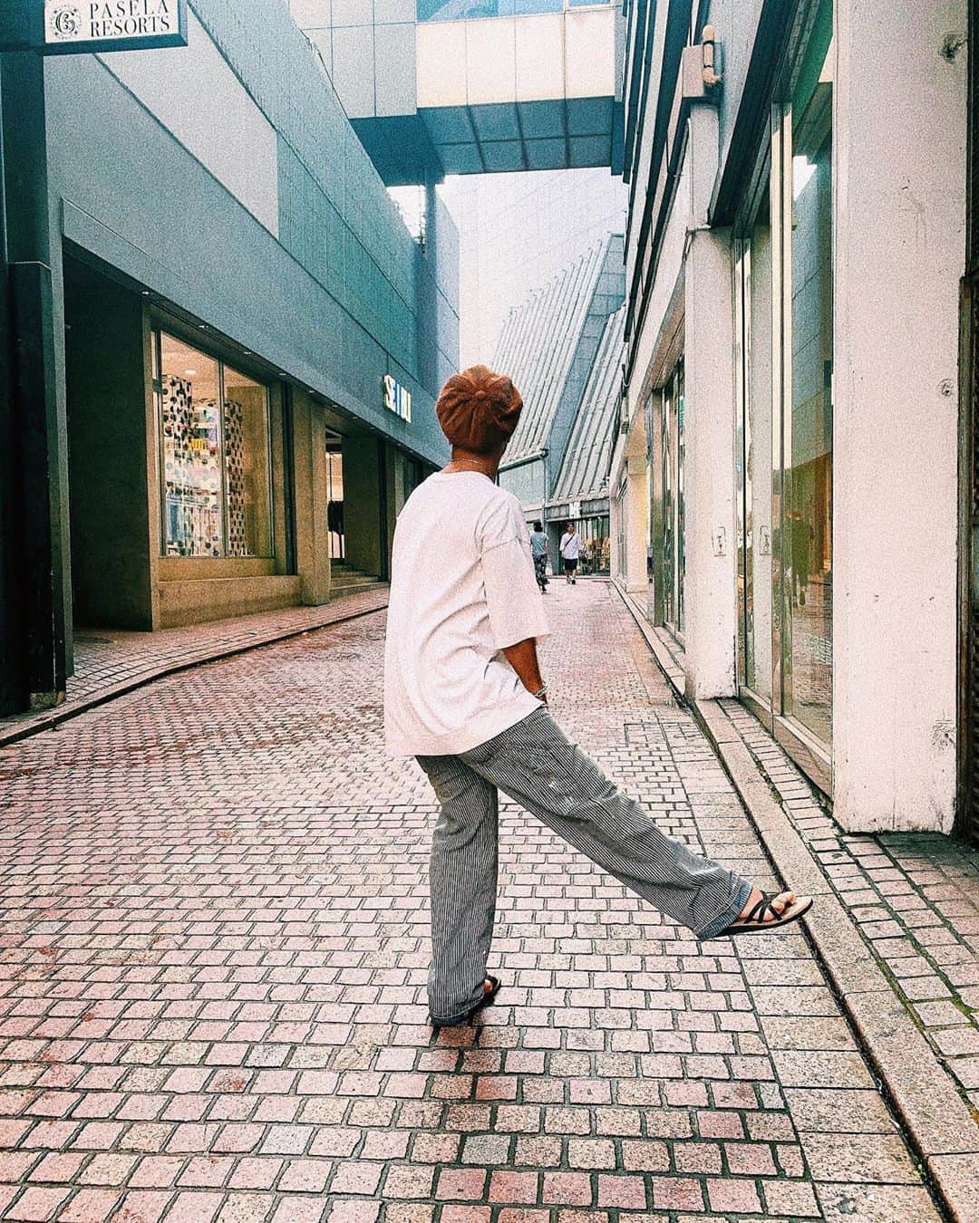 のインスタグラム：「ファッション系のインスタで良く見るポーズあるあるの後ろからバージョン。  #明日セミナーでサロン戻りは17時から#ヒッコリーパンツ#動きあるある#あるある#美容師あるある#キャスケット#hat#ヒッコリーパンツ#champion #instagram」