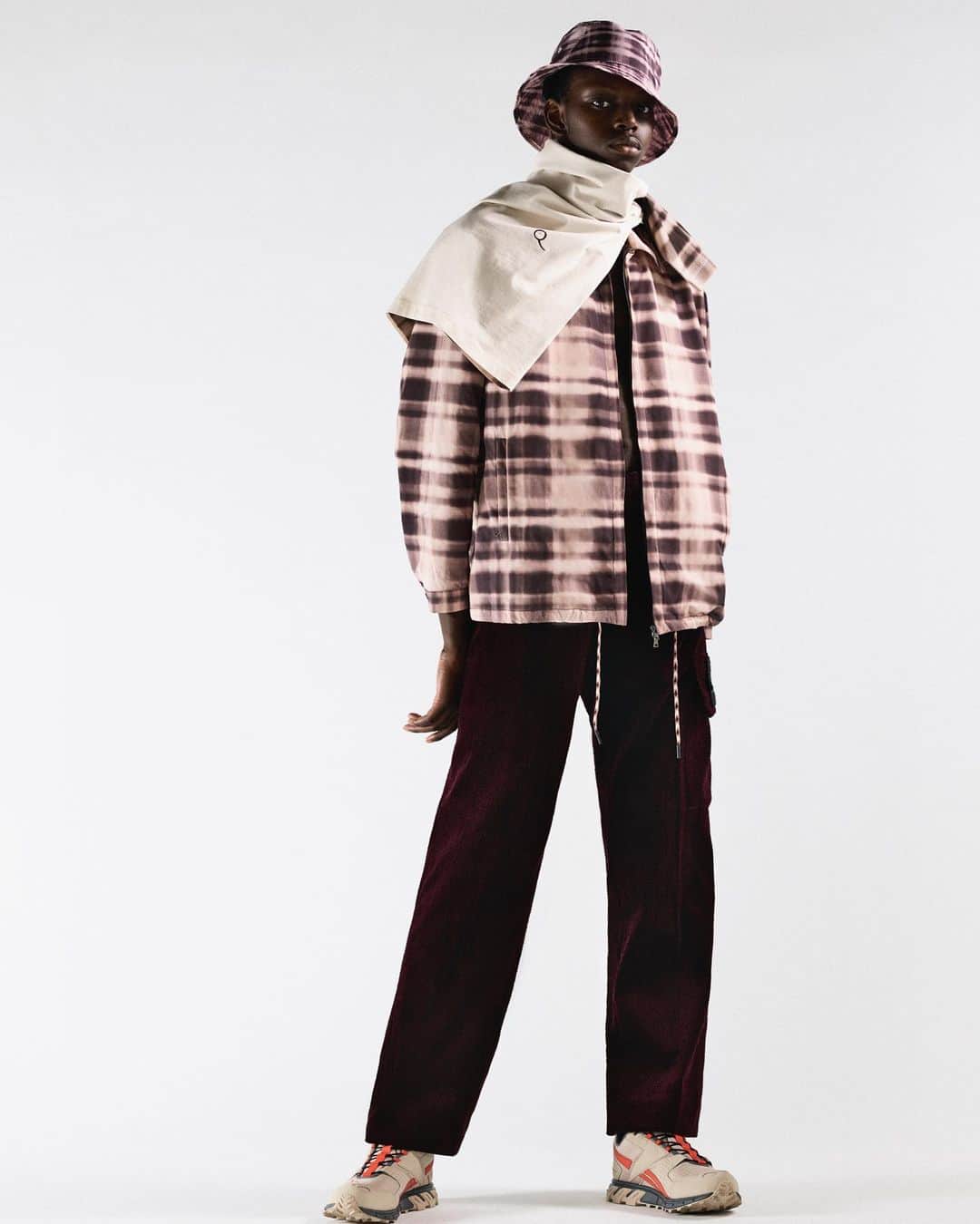 のインスタグラム：「Loose fit cargo pants in seersucker corduroy with flap pocket and removable embroidered felt tab bearing the words « Every Sun Has To Set » in Arabic.  #qasimi #qasimiaw20 #velour #mensfashion」