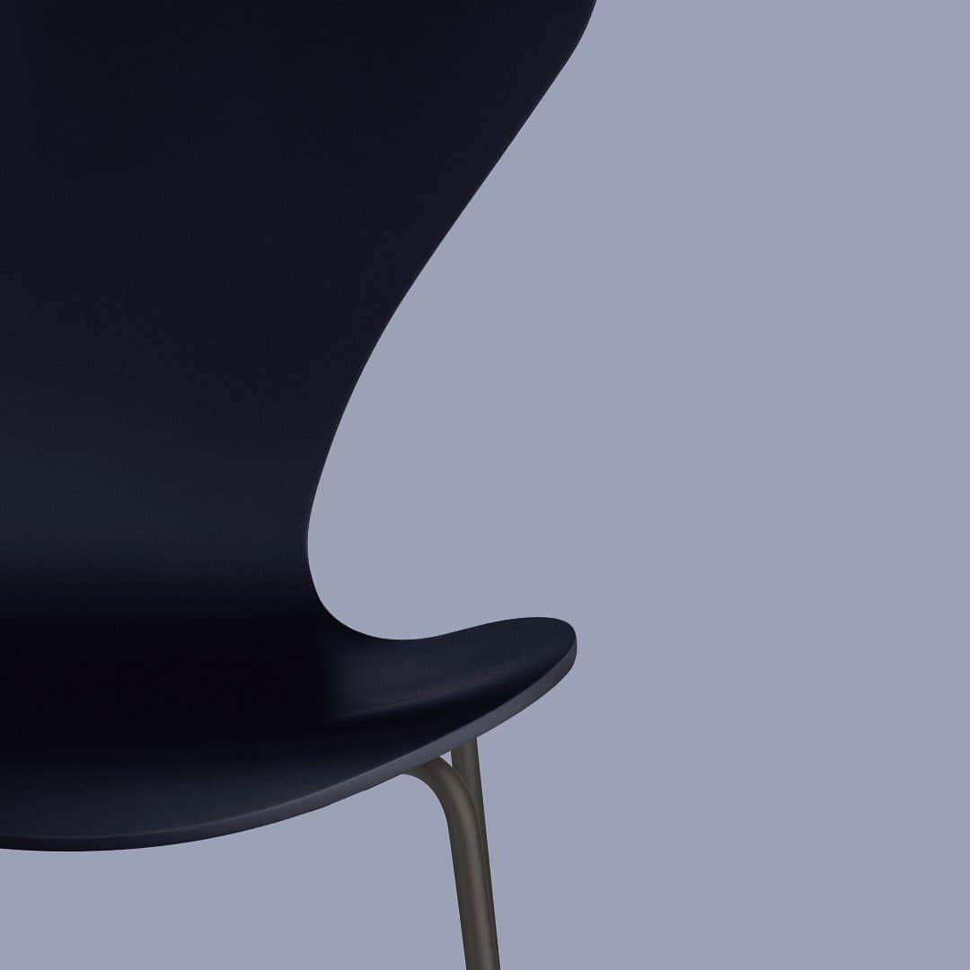 フリッツハンセンさんのインスタグラム写真 - (フリッツハンセンInstagram)「A NOTE OF BLUE  Part of 16 new colours for iconic Arne Jacobsen seating  Explore more via link in bio  #fritzhansen #fhnewcolours #asenseofcolours #anoteofblue #series7 #arnejacobsen #chairs #series7chair #프리츠한센 #フリッツハンセン」9月7日 17時39分 - fritzhansen