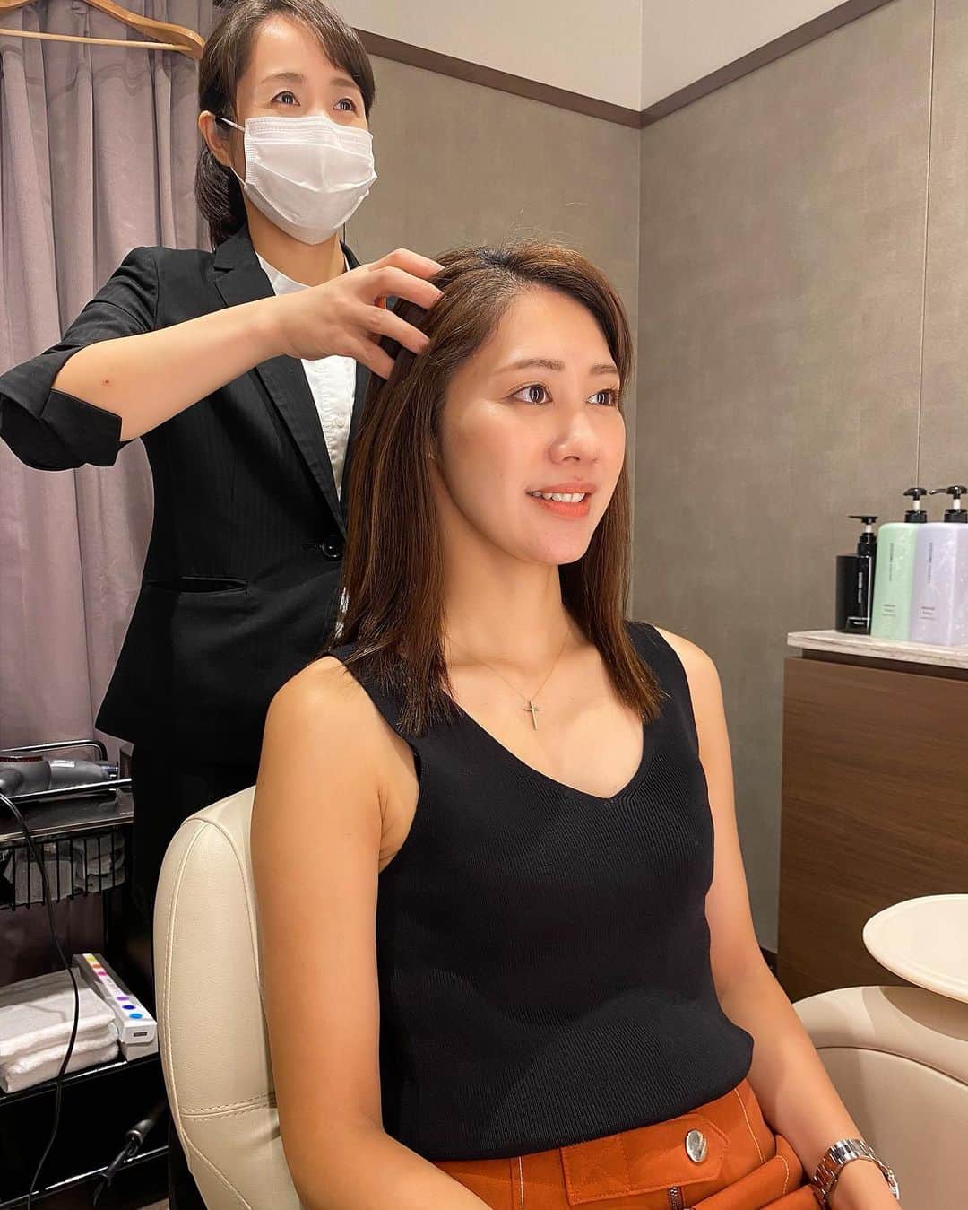 Yuri Sakuraiさんのインスタグラム写真 - (Yuri SakuraiInstagram)「: 初めてのヘッドスパに行ってきたよ☻ : 今日行ったのは、 虎ノ門ヒルズ駅から5分位の、 THE Okura TOKYOのホテル内にある、 美容室パラダイス。 : 夏は汗もかくし、毎日シャンプーしてても、 自分では手の届かない頭皮や毛穴を ケアしてくれながら、 頭から首までのマッサージもしてくれて、スッキリ！！ : ヘッドスパってリラクゼーションだと思ってたけど、 髪質や悩みにあったシャンプーを選んでくれるから、 ドライヤーで乾かしただけだと いつもの広がるのに、しっとり。 : 手触りもごわつきが無くなったし、 1時間ずっと気持ち良いので、至福の時間♪ ホテルの中にある美容室だから、 宿泊されてる方やウエディングの方しか 行けないのかと思ったけど、 誰でも行けるみたいなので、ぜひ！ : 完全個室だから、 コロナウイルス感染対策でも安心して行けるよ♪ かなりリラックスできたので、 また明日からお仕事頑張ろう！！ : #PR#美容室パラダイス #溜池山王美容室 #神谷町エステ #虎ノ門エステ #ヘッドスパ #個室美容室#トリドリベース」9月7日 17時46分 - yuri_sakuraiii
