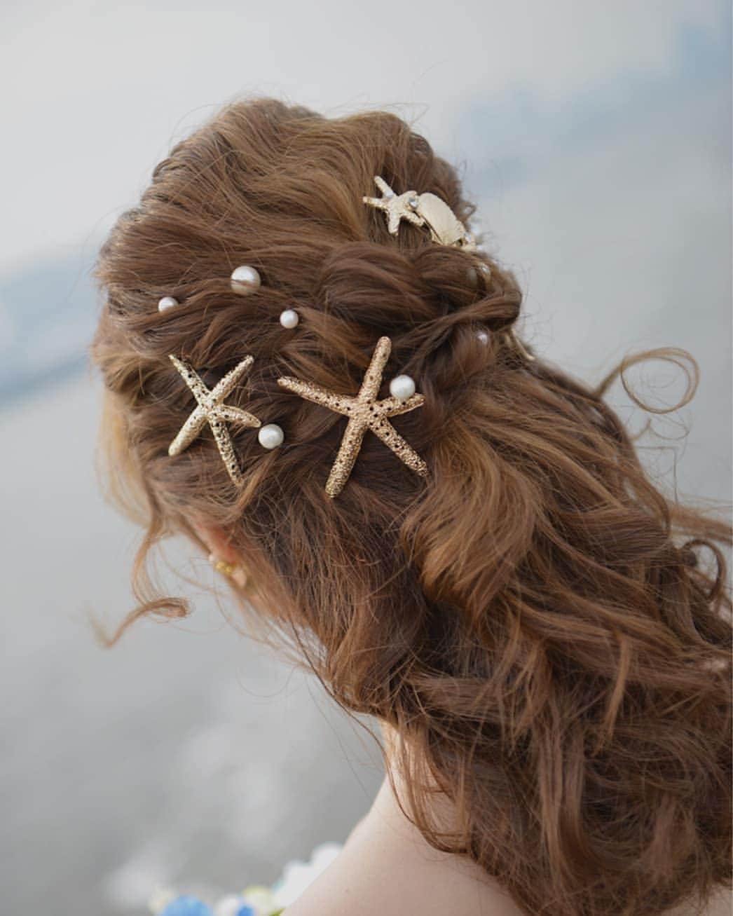 St.AQUA 東京の結婚式場 サンアクアチャペルのインスタグラム：「〜hair arrange〜  海をテーマにしたヘアアレンジ ディズニープリンセスのような気分に♪  #結婚式 #wedding #weddingceremony #weddinghair #ウェディングヘア  #ブライダルヘア  #ヘアスタイル  #ヘアメイク  #ブライダルヘアメイク  #花嫁ヘア  #トータルコーディネート  #花嫁コーディネート  #結婚準備 #結婚式場探し  #プレ花嫁  #日本中の花嫁さんと繋がりたい  #おしゃれ花嫁  #ゼクシィ  #みんなのウェディング  #サンアクアチャペル #2020年冬婚  #2021年春婚  #2021年夏婚」