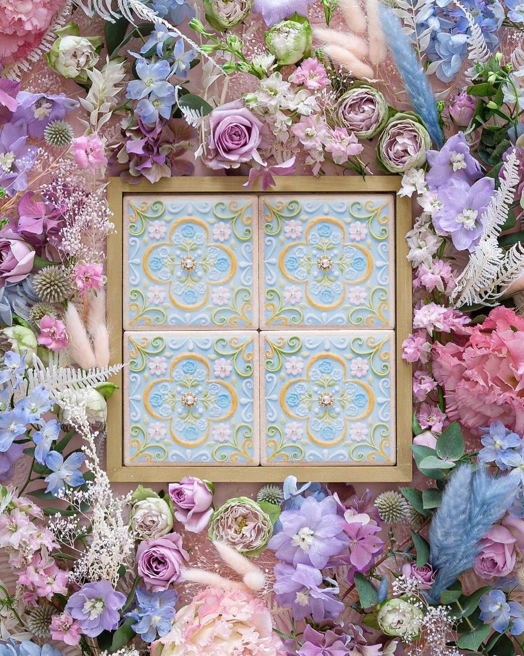 KUNIKAのインスタグラム：「Flower Garden Cookie Tile -Sunshine Blue-﻿ ﻿ オリジナルタイルをご購入くださった皆様、ありがとうございました🙇‍♂️🤍﻿ そして、ご購入頂けなかった皆様、本当に申し訳ございません😭﻿ 初めてタイルを発売するにあたり、需要がどれくらいあるのかわからず、500枚用意していたのですが、数時間で次々と売り切れに...!!﻿ 現在、タイル会社さんに在庫の確認と、印刷会社さんのスケジュールを確認しております。﻿ 再生産可能か分かり次第、こちらですぐにお知らせさせていただきます。﻿ ﻿ なお、タイル用のオリジナルフレームは、1度締め切らせていただくことにしました。﻿ タイルの再販が可能の場合、改めて予約販売をさせていただこうと思っています。﻿ ご不便おかけしてしまい、申し訳ございません。 ﻿ 進捗があり次第、その都度お知らせさせていただきます🙇‍♂️﻿ ﻿ それにしても...商品として需要があるのか不安だったクッキープリントタイルが、沢山の方に届けることができて本当に嬉しいです...﻿ ありがとうございます😌﻿ ﻿ #artofkunika ﻿ ﻿」