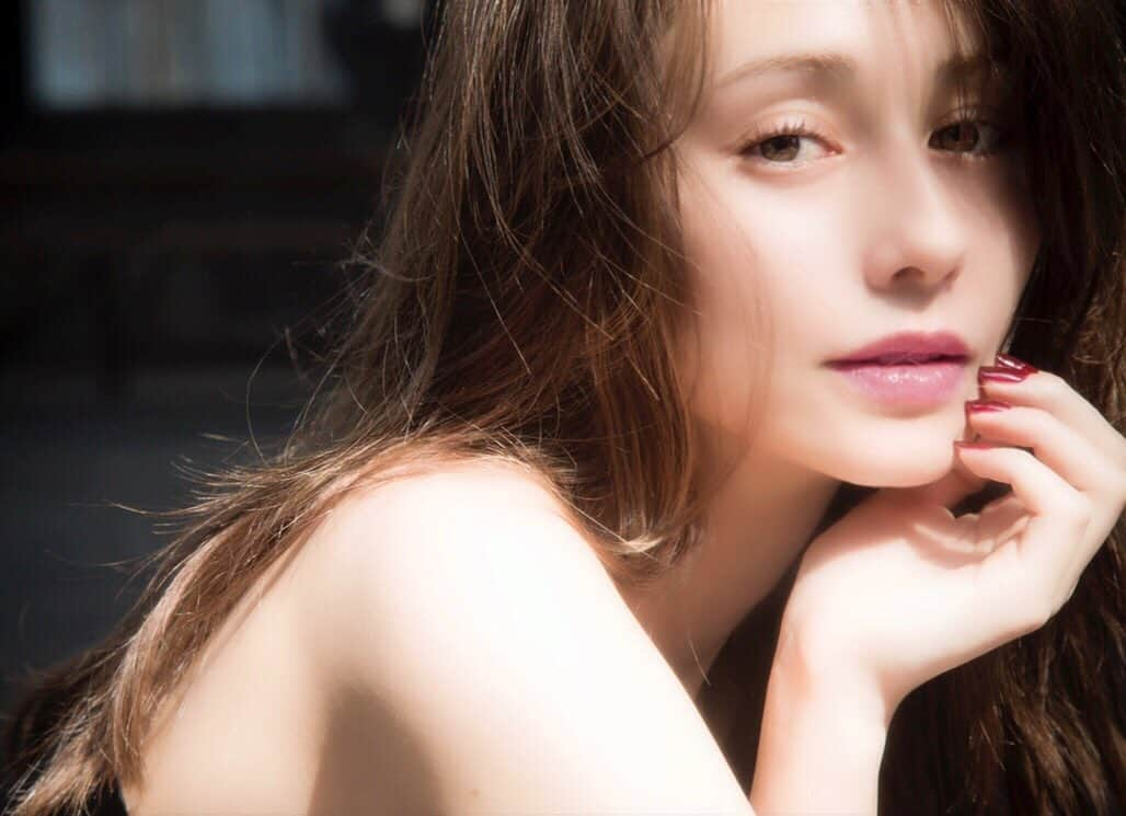 ダレノガレ明美さんのインスタグラム写真 - (ダレノガレ明美Instagram)「30代のスッピン。 私の顔で好きなパーツは 唇の色なの。 もともとピンクなんです☺️ 母親とそっくりな場所💋 コンタクトなし、自まつ毛です！」9月7日 17時59分 - darenogare.akemi