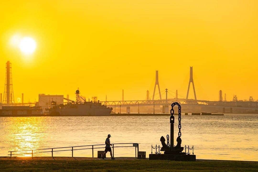 のインスタグラム：「Greeting the new week at Minato Mirai.﻿ Photo: @yokohama_no_photographer ﻿ #myyokohama ﻿ ﻿ #yokohama #darlingescapes #beautifuldestinations #artofvisuals #somewheremagazine #discoverglobe #travelawesome #passionpassport #lovejapan #explorejapan #japanlife #japanfocus #japan_vacations #japanrevealed #よこはま #ヨコハマ #横浜」