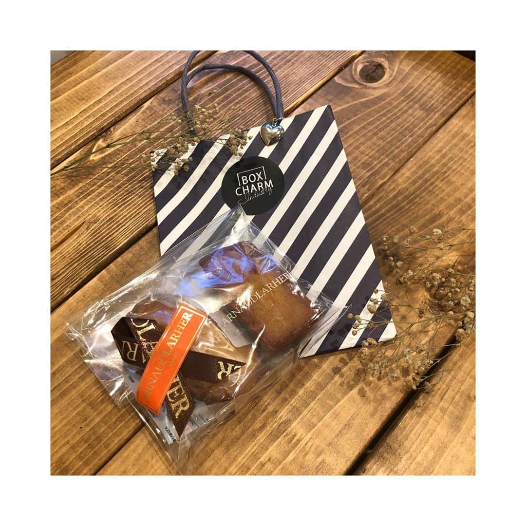 BOX CHARM Industryのインスタグラム：「【店舗限定】. 商品をご購入してくださったお客様全員に、先着でアルノーラエールのお菓子をお配りしてます🤤🤤とってもおいしいマドレーヌとフィナンシェです💕 一緒にBOXのロゴ入りエコバッグもプレゼントしてます🎁 . 数量に限りがあるのでお早めに🏃‍♀️🏃‍♀️  ⁑ #boxcharmindustry #boxcharm #handmade #accessory #handmadeaccessory  #ボックスチャームインダストリー #ボックスチャーム #ハンドメイド #アクセサリー #ハンドメイドアクセサリー #東京 #原宿 #HARAJUKU #キャットストリート #catstreet #裏原 #ノベルティ #アルノーラエール #アルノーラエールパリ」