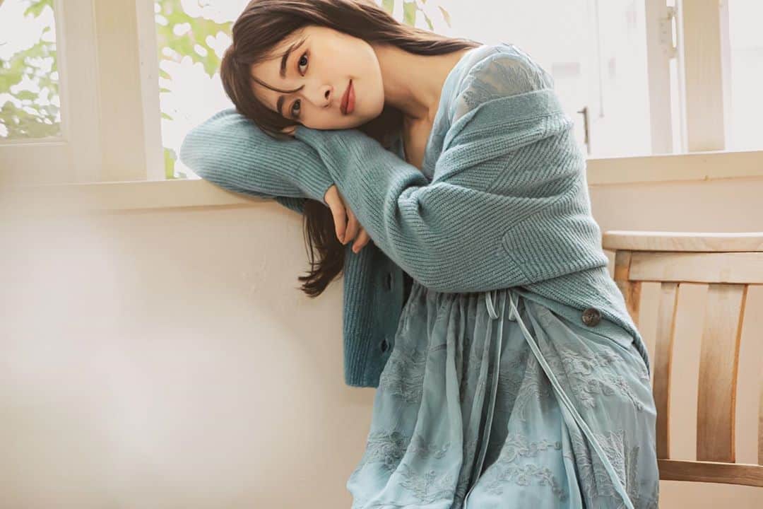のインスタグラム：「【JILLSTUART SEPTEMBER 2020】 MELLISA  EMBROIDERY 092-0240028 col.bule,brown ¥35,000+tax  ELLIZA KNIT 092-0270025 col.pink,blue,beige ¥17,000+tax  #jillstuart #color #knit #onetone #2020aw  #autumn #september #fashionstyle #recomended」
