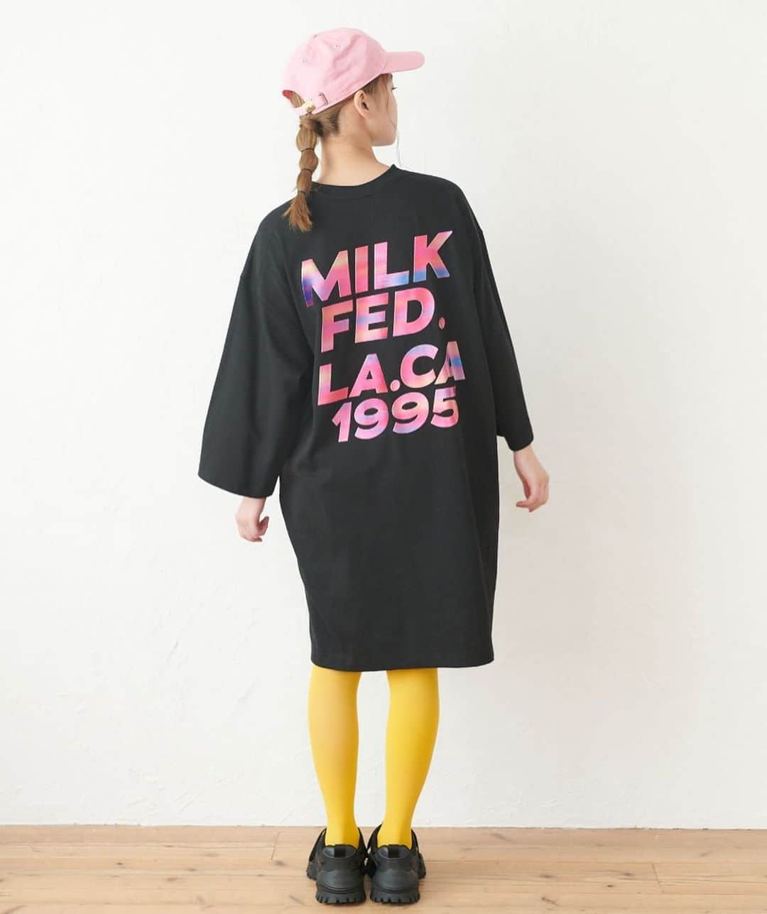 のインスタグラム：「\グラデーションロゴがオシャレ🌈/﻿ ﻿ ☑︎GRADIENT LOGO DRESS ¥9,000+tax﻿ (BLACK,GREY)﻿ ﻿  サラッと着れちゃう、カットワンピースが登場✨﻿ バックのグラデーションロゴが可愛すぎる💕﻿ ドロップショルダーとゆとりのあるシルエットで、体型カバーも🧚‍♀️﻿ 1枚で着るのはもちろん、襟付きシャツやスカートとレイヤードして着るのもオススメです✔️﻿ ﻿ ﻿ 画像をタップして商品情報をチェック🏷﻿ ﻿ ﻿ ┈┈通販サイトはこちら┈┈﻿ ・Official online store calif﻿ ・ZOZOTOWN ﻿ 悩んだときはお気に入り登録！﻿ ┈┈┈┈┈┈┈┈┈┈┈┈┈﻿ ﻿ #milkfed #milkfedjp﻿ #ミルクフェド ﻿ #ガーリーストリート﻿ #秋コーデ #ワンピース」