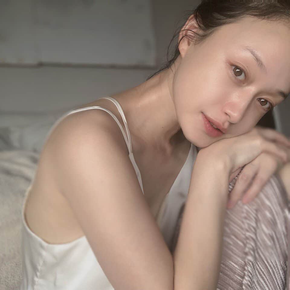 のインスタグラム：「ずっと使ってみたかった！！ つや玉🥚✨の輝く肌になれる @elixir_official_shiseido エリクシールの化粧水と乳液✨ ・ （さっぱり、しっとり、とてもしっとり）の3つ使用感の中から 私はしっとりタイプ✨ とろん。とした化粧水は、 肌に馴染むとみずみずしく広がって、内側からハリとツヤが🥚✨ とても気持ちいいテクスチャー😌 ・ エリクシールの化粧水・乳液は 13年連続！売上NO.1！（すごい〜👏🏻）という使ってみて納得のエイジングケア✨✨ ・ 乳液まで仕上げた肌は、 もっちりふっくら🥚✨ 色んな顔の角度で鏡を見ると うるおいに満ちたつや玉のある肌🥚✨ 何度も、もっちり感を手で確かめたくなる☝🏻✨ ・ #スキンケア #skincare #エリクシール #つや玉 #化粧水 #エイジングケア #タイアップ #だからエリクシールはナンバーワン #화장품 #미용 #좋아요 #뷰티 #스킨케어 #資生堂 #shiseido #시세이도」