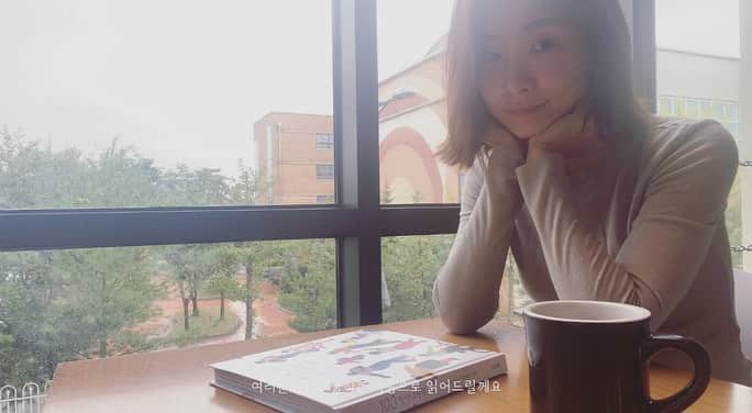 パク・ヒョジュさんのインスタグラム写真 - (パク・ヒョジュInstagram)「오늘은 #랜선낭독회 제가 좋아하는 책 읽어드려요  #HYOJUVLOG #주소는프로필에」9月7日 18時03分 - hyojoo.p