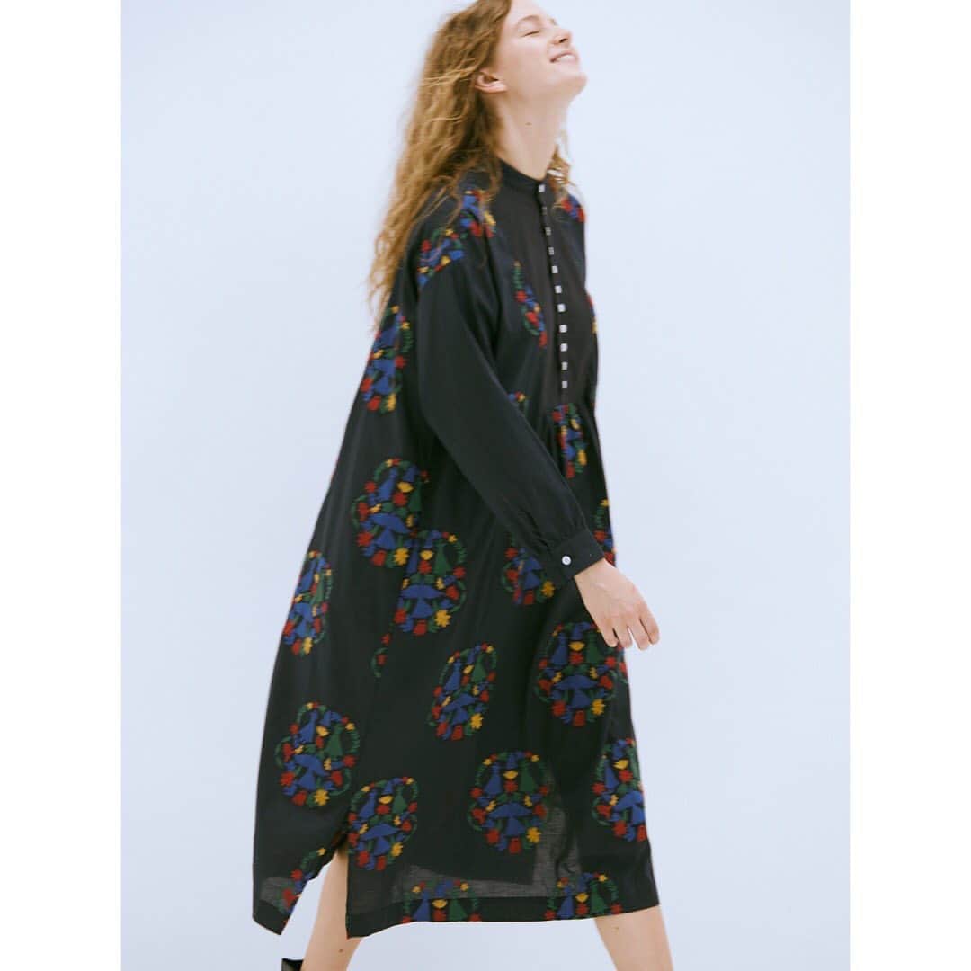 ネ・ネットのインスタグラム：「9月9日(水)より、2020 Autumn/Winter Collectionの新作が発売となります。﻿ ﻿ 9月9日(水)〜9月13日(日)の期間中は、A-net Membership のポイントが10倍となります。ぜひ、この機会にご利用ください。﻿ ﻿ また、『 Né-net STAMP CARD CAMPAIGN 』を実施いたします。9月・10月・11月それぞれの対象期間中に、Né-netの商品を¥20,000(税抜)以上お買い上げで 1 スタンプ押印させていただき、スタンプ 1 個、もしくはスタンプ 3 個でオリジナルノベルティをさしあげます。﻿  ﻿ 9月の押印期間は、9月9日(水)〜10月6日(火)です。ノベルティのお渡しは発行店にて 2020 年 12 月頃を予定しております。﻿ ※複数枚のスタンプカードの合算、紛失時の再発行は不可となっておりますのでご注意ください。﻿ 詳しくはショップスタッフまでお尋ねください。﻿ ﻿ ----------------------﻿ ﻿  <予約アイテム10%OFF＋アウター10倍ポイント>﻿ ネ・ネットより日頃の感謝の気持ちをこめて、﻿ ネ・ネットのアイテムをご予約頂いた方はお会計時に10%OFF。また、10月1日（木）10:00までに9月-11月お届けのアウターをご予約頂いた方にはA-net membership POINTを通常1%とのところ、10倍の10%ポイントを差し上げます。ぜひこの機会にご利用ください。﻿ ﻿ ※全国のネ・ネット直営SHOP / official online store HUMOR限定の企画です。﻿ ※詳しくはofficial online store HUMORをご覧くださいませ。﻿ ﻿ ----------------------﻿ ﻿ #ネネット #nenet #新作 #new #autumn #winter #2020 #collection #stampcard #pointup #fashion #tokyo #japan」