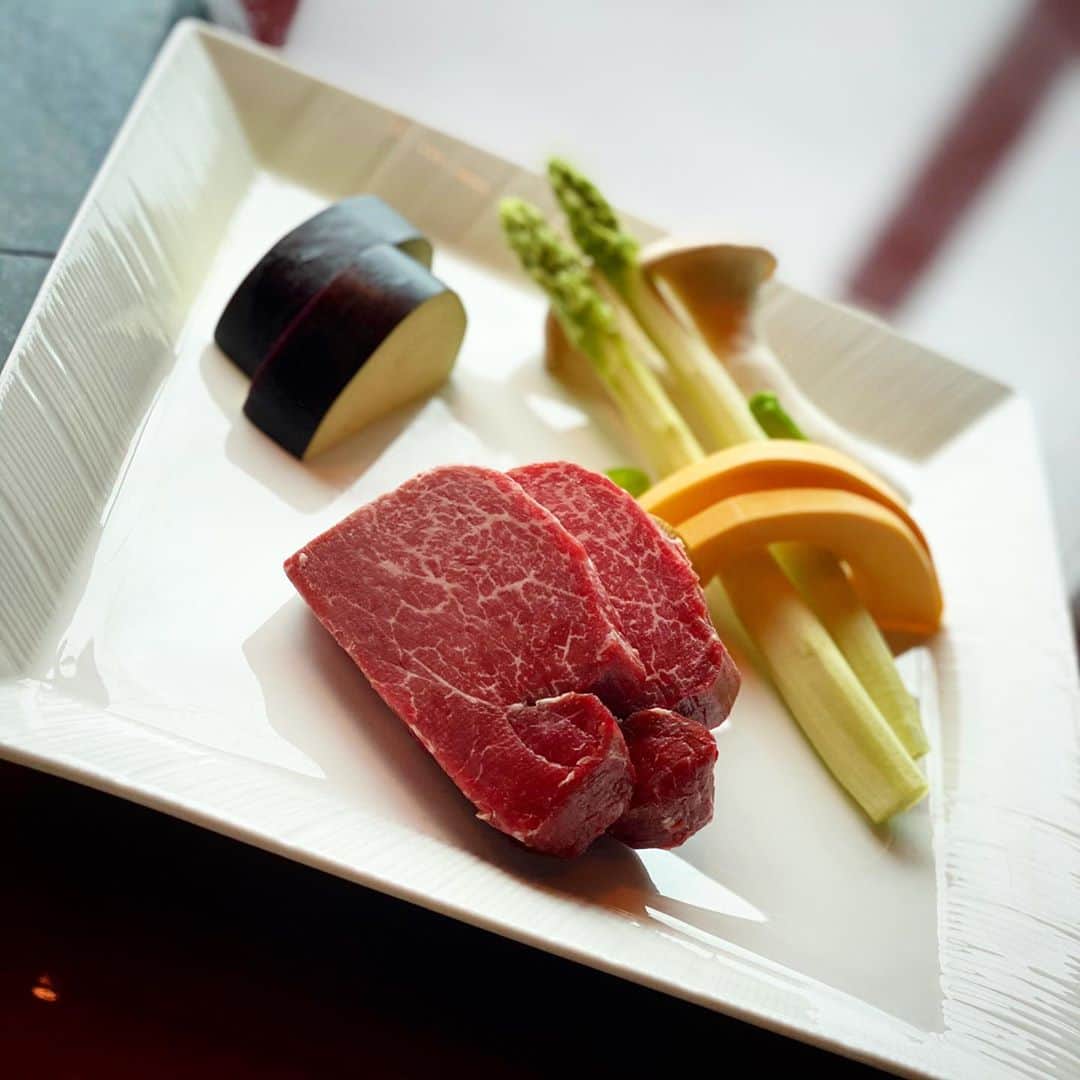 KAZUKI【ANFiNY】のインスタグラム：「肉のかまたり。  安安のお肉大好き芸人のおれには似合わんかもやけどたまにはいいよな🤣笑  #コンラッド東京  #風花」