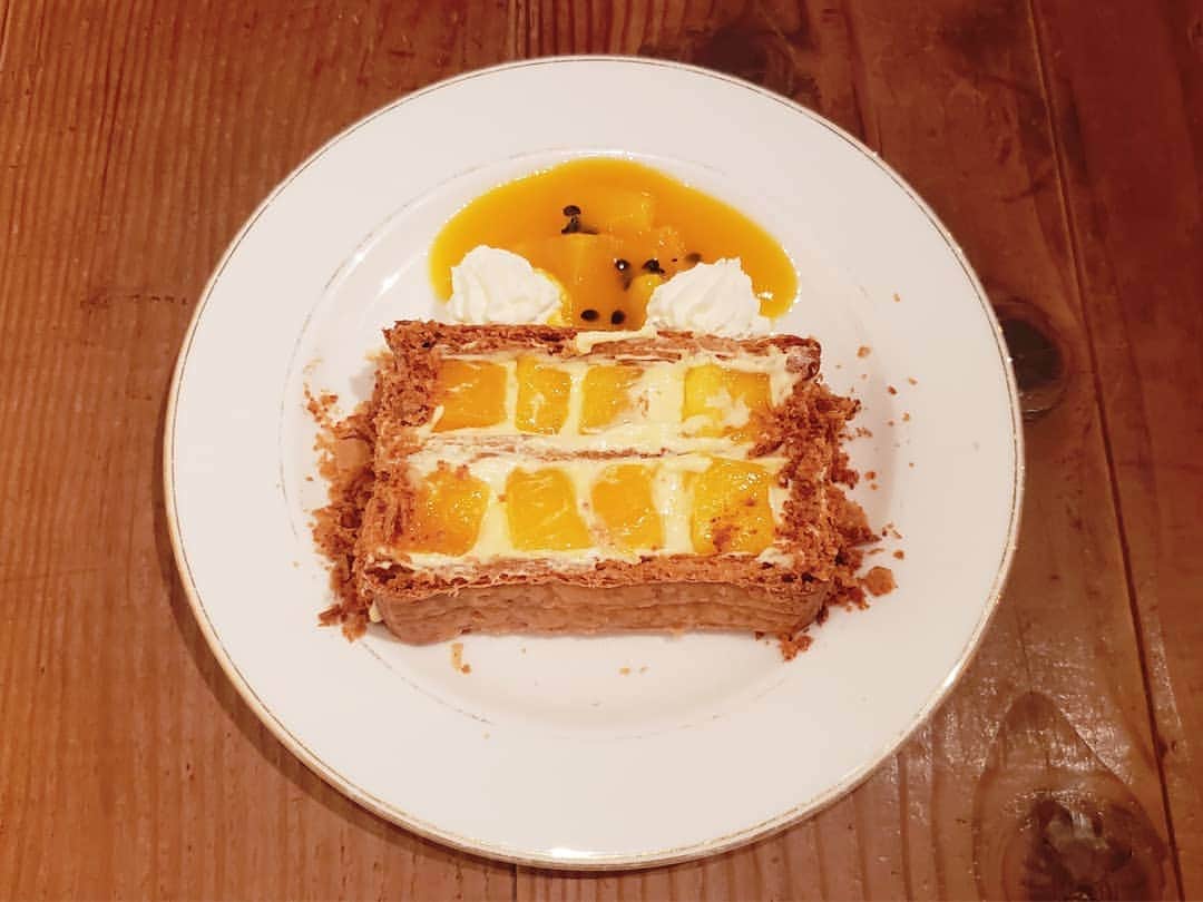 葉山いくみのインスタグラム：「妹と一緒にカフェ巡り☕ ナポレオンパイ目当てで行ったけどプリンも食べたくて両方注文してしまった🍮  #mimet #ミメ #東京 #tokyo #代々木公園 #代々木公園カフェ #スイーツ #sweets #カフェ #カフェ巡り #カフェ散歩  #カフェスタグラム  #cafe #cafestagram」