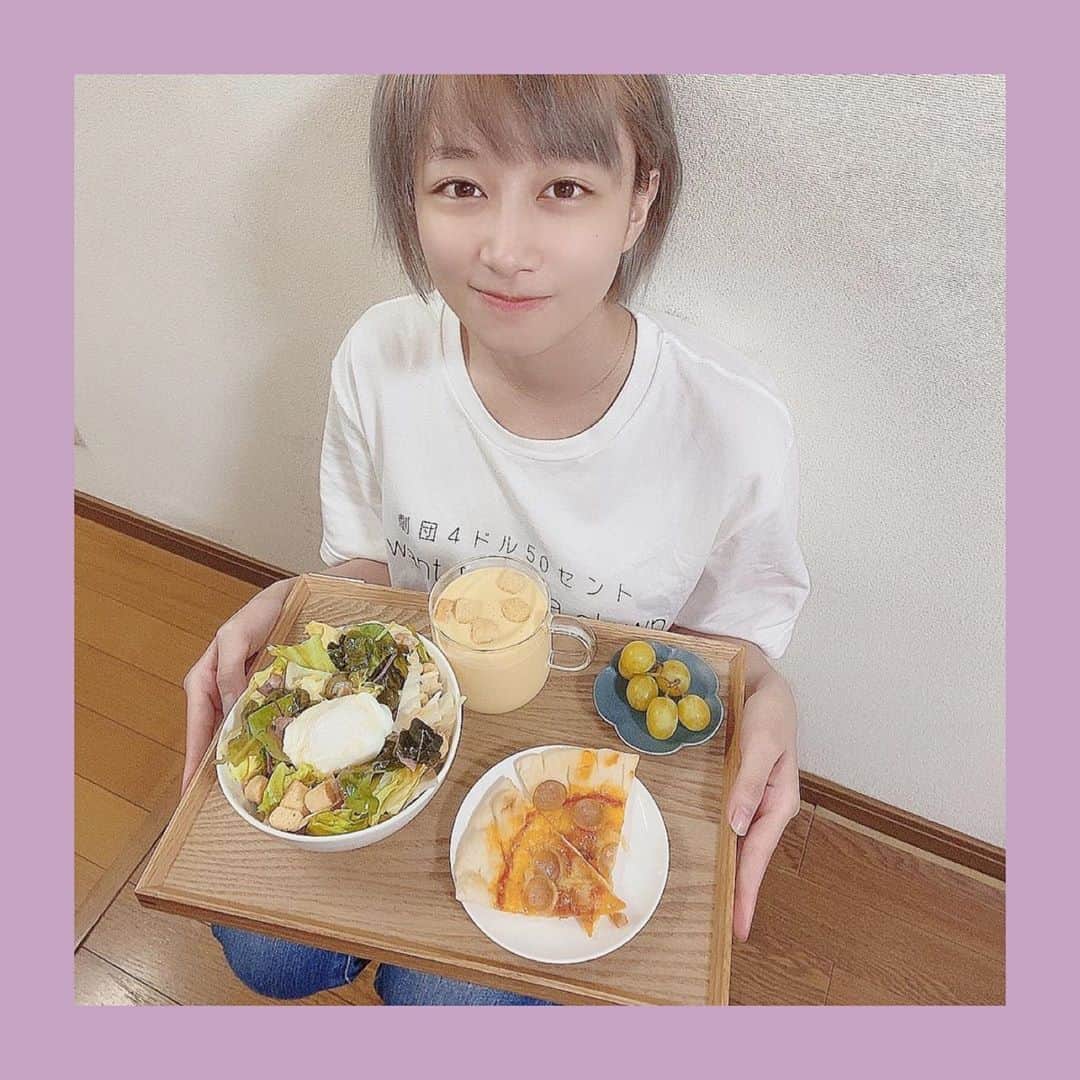 福島雪菜のインスタグラム：「ʚ✞ɞ * * 今日の晩ごはん( ˶˙ᵕ˙˶ ) * 冷凍ピザ🍕を頂いたので。 * ✧冷凍ピザ ✧シーザーサラダ ✧ぶどう🍇 ✧コーンスープ * * #手料理❤️ #おうちごはん #劇団Tシャツを部屋着にしてます。わら」