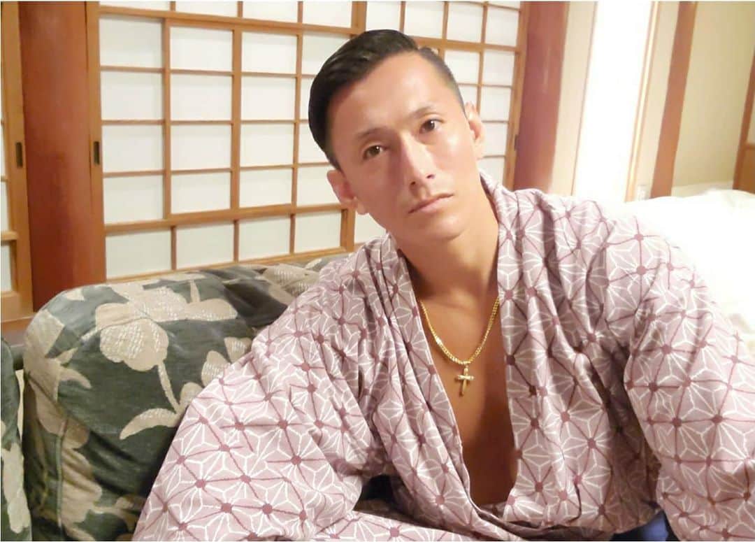 黒石高大のインスタグラム：「誕生日前に自分へのご褒美旅 箱根にドライブ行って泊まって海で遊んで帰ってきたー ちょー充実した２日間でした 箱根の環翠楼さんに泊まったんだけど ご飯美味しかったし 部屋も和と洋の組み合わせのセンス良くてオシャレだし 自然の中で川の音と虫の音色聞きながらの露天風呂も最高でしたー 箱根旅のYouTubeあげたんでストーリーから飛んで見てください押忍  #箱根 #箱根温泉 #箱根宿泊 #箱根旅館 #箱根旅行 #箱根旅 #環翠楼 #環翠楼別館 #箱根イタリアン」