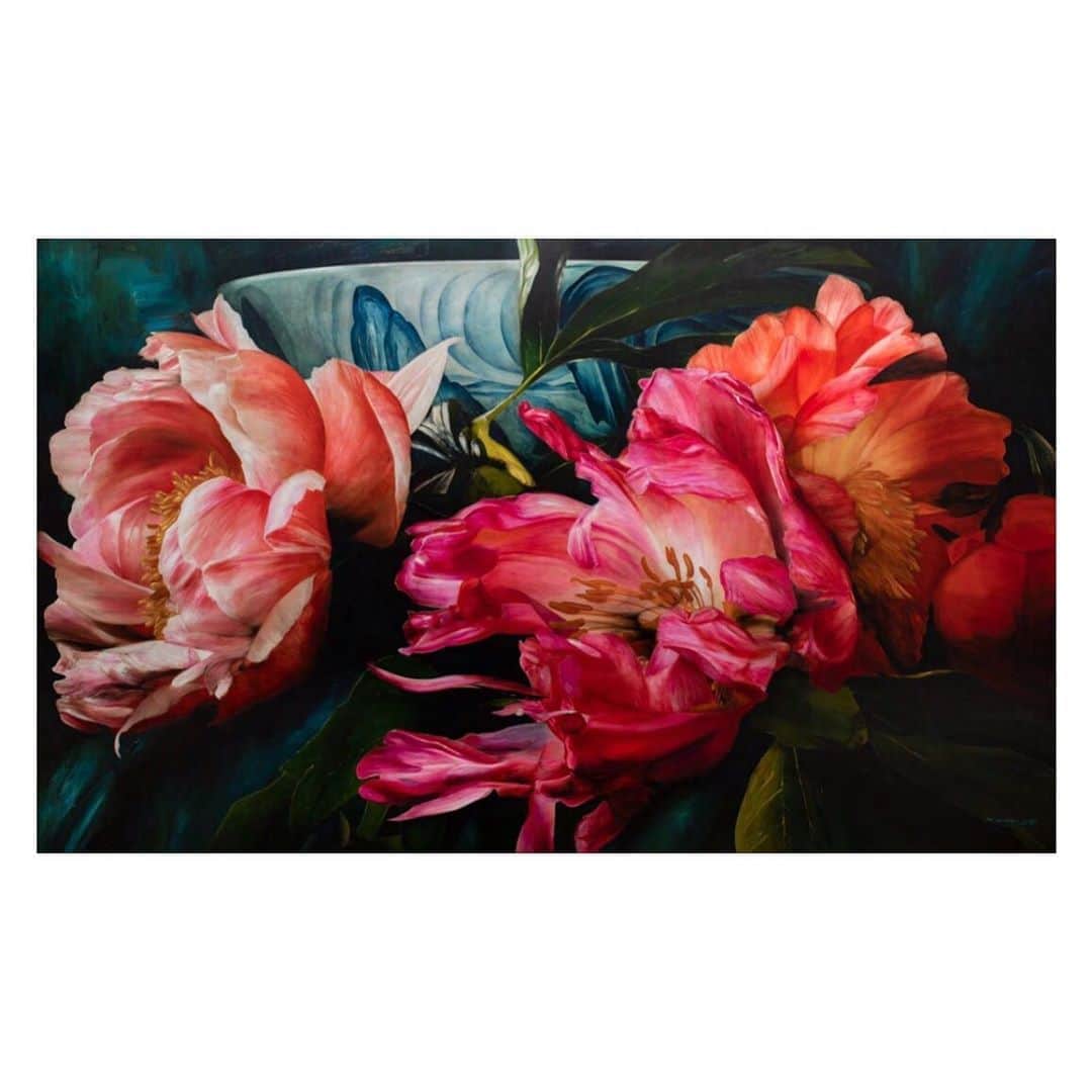 のインスタグラム：「If you love all things Chinoiserie, you will fall in love with feted Australian artist Dean Home’s still life masterpieces. I was sent his virtual gallery exhibition “Flowing Fragrance: Dwelling in the Green Mountain” via @galleryone_art last week and gasped at how beautiful each piece was, many with peonies with petals so intricate you have to take a closer look to check they’re not real. Definitely worth checking out if you fancy a few minutes of virtual escapism and feasting your eyes. Thank you my fellow Eurasian friends for the heads up on this one @jeannemigliore and @jochoicooper 🌺 Swipe up in our story to view the exhibition now 💫」
