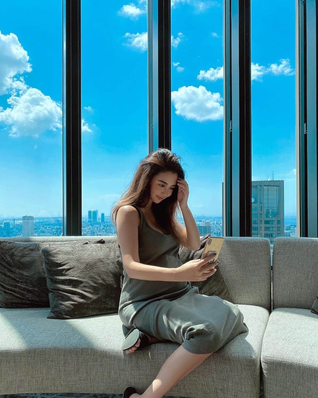 Yumaikaのインスタグラム：「自撮りする妊婦🤳🏽🤰🏻❤︎  大阪に住んでいた頃は　わざわざ都内のホテルに泊まることなんて無かったけど、海外にも行けないし、たまたま大阪に来る用事があってコンラッド大阪に宿泊🧳✨  旅行気分も味わえて　とっても良かったHotel🙆‍♀️ ご満悦で　るんるんな所の写真🤣  #conradosaka #osaka#staycation 指は浮腫んでるのシーっ🤫」