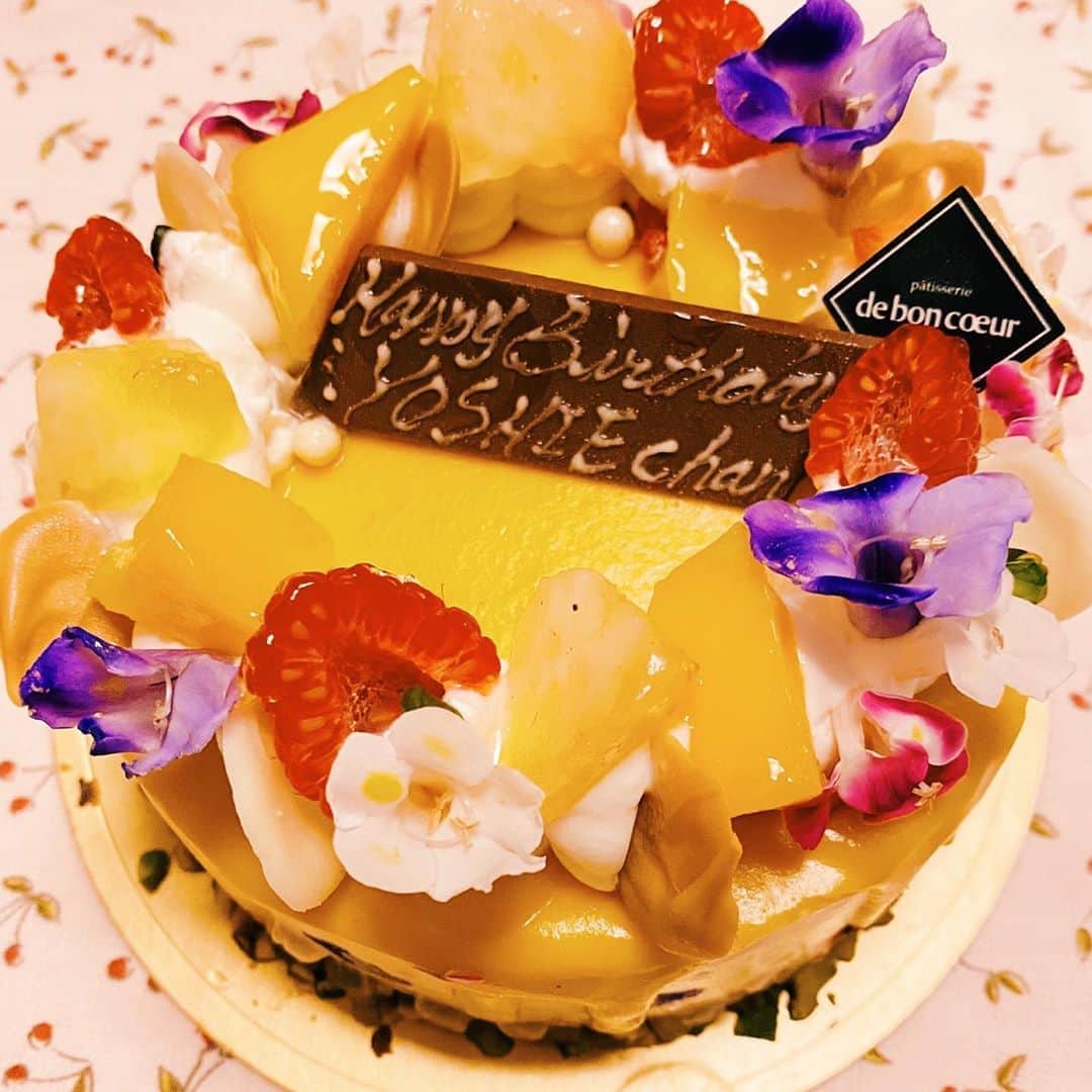板橋よしえのインスタグラム：「. 本日、誕生日を迎えました。 昨晩、1日早く家族がお花🌼のケーキ🎂でお祝いしてくれました☺️ 娘がハッピーバースデーの歌を歌ったあと「ママ、おたんじょうびほんとにほんとにおめでとう。ママは〇〇（自分の名前）の宝物だよ。ずっとずっと一緒だよ」と言ってぎゅーっとしてくれました😢 誕生日ってとても照れくさいけど、幸せな気持ちになりますね😌」