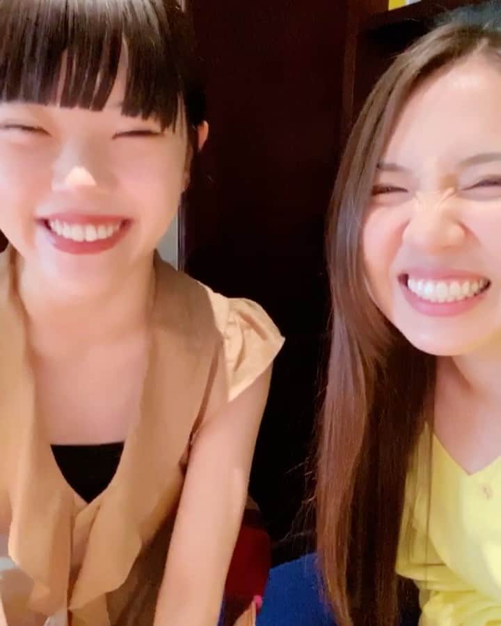阿部真央のインスタグラム：「今日は、  ハスキーボイス天使とご飯でした🥰 いや大してリッチちゃう。  可愛いアイナちゃん。好き好き  #アイナジエンド  #声似ててどっちが喋ってるか分からん #動画撮る時以外はソシャディ守ったお」