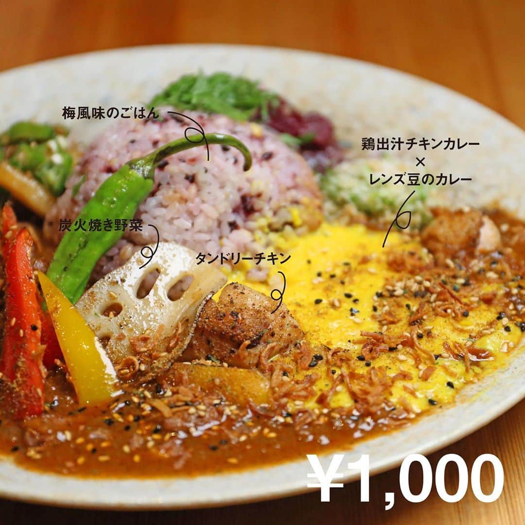 のインスタグラム：「いつもありがとうございます！﻿ カッシーワお初天神店は従業員はマスク着用、店内はアルコール消毒を設置し、本日も営業しております🍻﻿  ランチでカレーも始めました🍛 鶏出汁が効いたチキンカレーと彩り豊かな和の副菜。 鶏出汁カレーとレンズ豆のカレーのあいがけ！  焼き鳥のテイクアウトも行っておりますぜひご利用ください！﻿ ﻿ お仕事帰りの一杯を是非カッシーワで💁‍♀️ ﻿ ﻿ ご来店お待ちしております！！！﻿ ﻿ ﻿ ﻿ @cassiwa_ohatsu﻿ ﻿ ﻿ ﻿ #cassiwa﻿ #カッシーワ﻿ #大阪焼き鳥﻿ #大阪グルメ﻿ #東通り焼き鳥﻿ #大阪スパイスカレー」