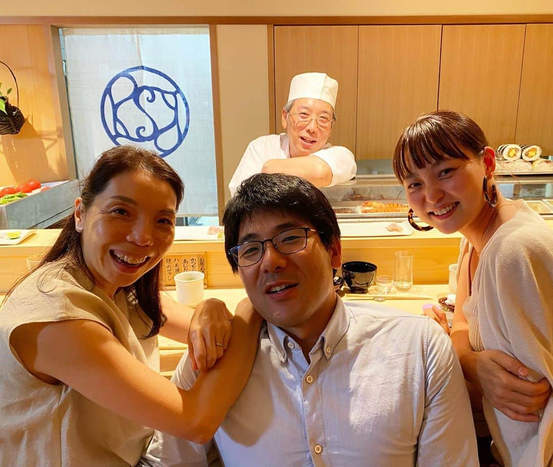 青山有紀さんのインスタグラム写真 - (青山有紀Instagram)「しきぶさんでゆりちゃん夫妻と夕食🍣🍶 式部くんは保育園から高校まで一緒の学校。ゆりちゃんは中学時代の先輩。約30年の空白があるとは思えないほどめちゃくちゃ楽しい時間でした😆💕 ゆりちゃんからはいま宙医学やカタカムナを教わっていて、たまらなく面白いのです💕😆💕信頼できる人から学べる喜び！ありがたい🙏✨ しきぶさん美味しかったー！！ @yuritoukomine @shikibuseiro」9月7日 18時36分 - yukiaoya