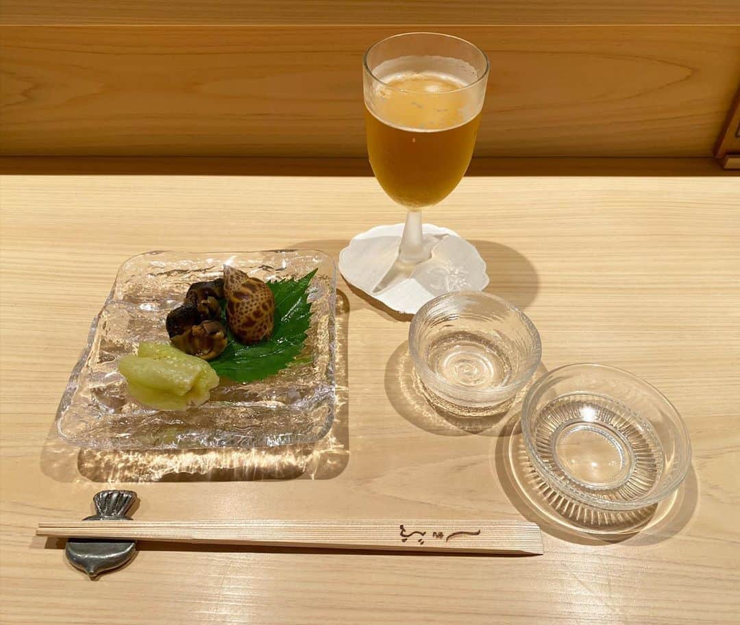 青山有紀さんのインスタグラム写真 - (青山有紀Instagram)「しきぶさんでゆりちゃん夫妻と夕食🍣🍶 式部くんは保育園から高校まで一緒の学校。ゆりちゃんは中学時代の先輩。約30年の空白があるとは思えないほどめちゃくちゃ楽しい時間でした😆💕 ゆりちゃんからはいま宙医学やカタカムナを教わっていて、たまらなく面白いのです💕😆💕信頼できる人から学べる喜び！ありがたい🙏✨ しきぶさん美味しかったー！！ @yuritoukomine @shikibuseiro」9月7日 18時36分 - yukiaoya