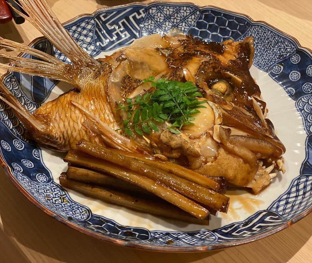 青山有紀さんのインスタグラム写真 - (青山有紀Instagram)「しきぶさんでゆりちゃん夫妻と夕食🍣🍶 式部くんは保育園から高校まで一緒の学校。ゆりちゃんは中学時代の先輩。約30年の空白があるとは思えないほどめちゃくちゃ楽しい時間でした😆💕 ゆりちゃんからはいま宙医学やカタカムナを教わっていて、たまらなく面白いのです💕😆💕信頼できる人から学べる喜び！ありがたい🙏✨ しきぶさん美味しかったー！！ @yuritoukomine @shikibuseiro」9月7日 18時36分 - yukiaoya