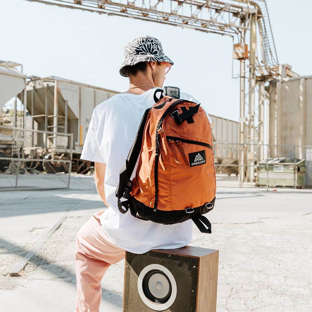 GREGORYのインスタグラム：「NEW COLOR｜RUST﻿ ﻿ 創業当時のデイパックに採用された特別なカラー「ラスト」﻿ ﻿ #グレゴリー﻿ #デイパック」