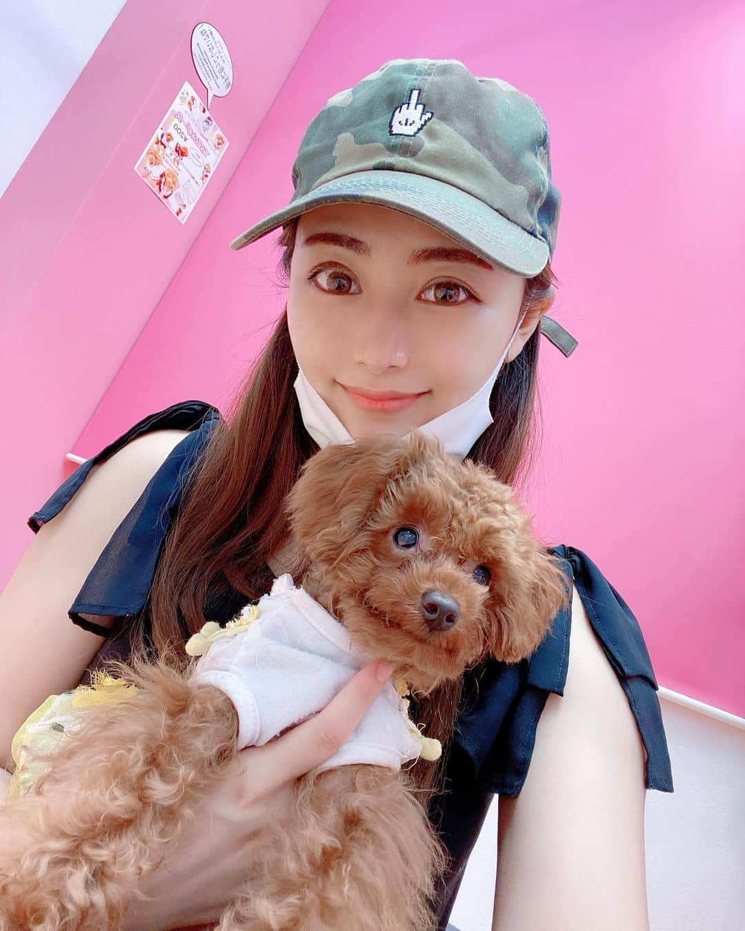 YU-RIのインスタグラム：「秋葉原にある犬カフェ♡ かわいい子がいっぱい🥺❤︎ マイクロティーカップ初めまして🥰 犬っていいなあ、、癒し(⊃-^)♡ 常連さんが多かったけど納得（笑） こんな癒し空間常連になってしまう😢💕 仲良くなったら膝の上で寝てくれるのかな🥺💓💓 また早く行きたい🤣💓笑笑 写真の時だけマスク外しました👏  アートメイクしたてて眉毛濃いめ(笑) アートメイクしたらすっぴんでも なんとなく顔になるからいいね😘❤︎  #マイクロティーカッププードル #マイクロティーカップカフェ #ティーカッププードル#わんこ」