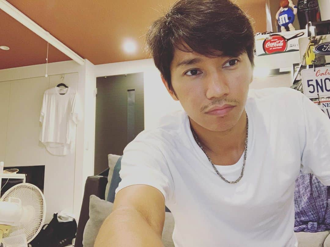 山本佳志のインスタグラム：「Online rehearsal  I  I  I  I  I  今日はリモート稽古中。 目線が難しい。  1人の空間のお芝居初めてで戸惑う笑 けどね、楽しい。  明後日9/9は21:00〜配信あるので観てね！ zoomだけあれば観れます👍  It’s first try to do remote rehearsal. Yes, it’s tough and strange, but fun!  #芝居 #演劇 #俳優 #役者 #リモート #オン婚 #オンライン #山本佳志」